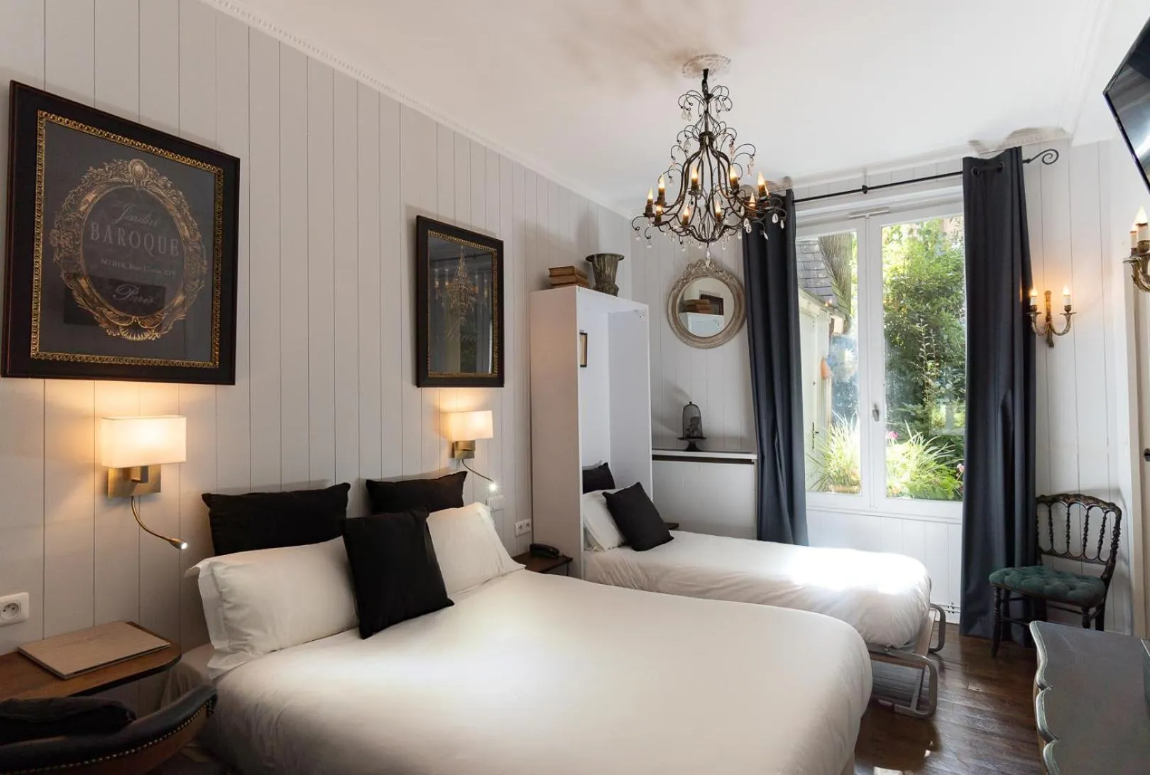 Bed in Hôtel de l'Avre