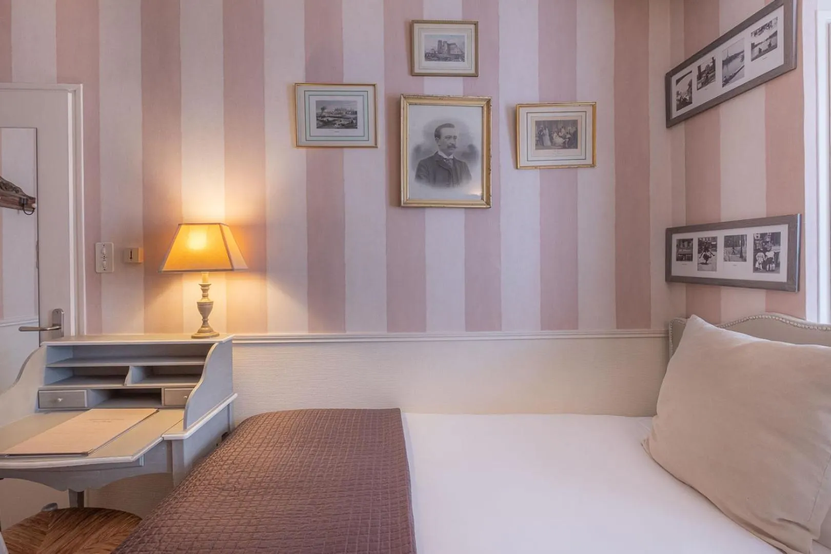 Bedroom, Bed in Hôtel de l'Avre