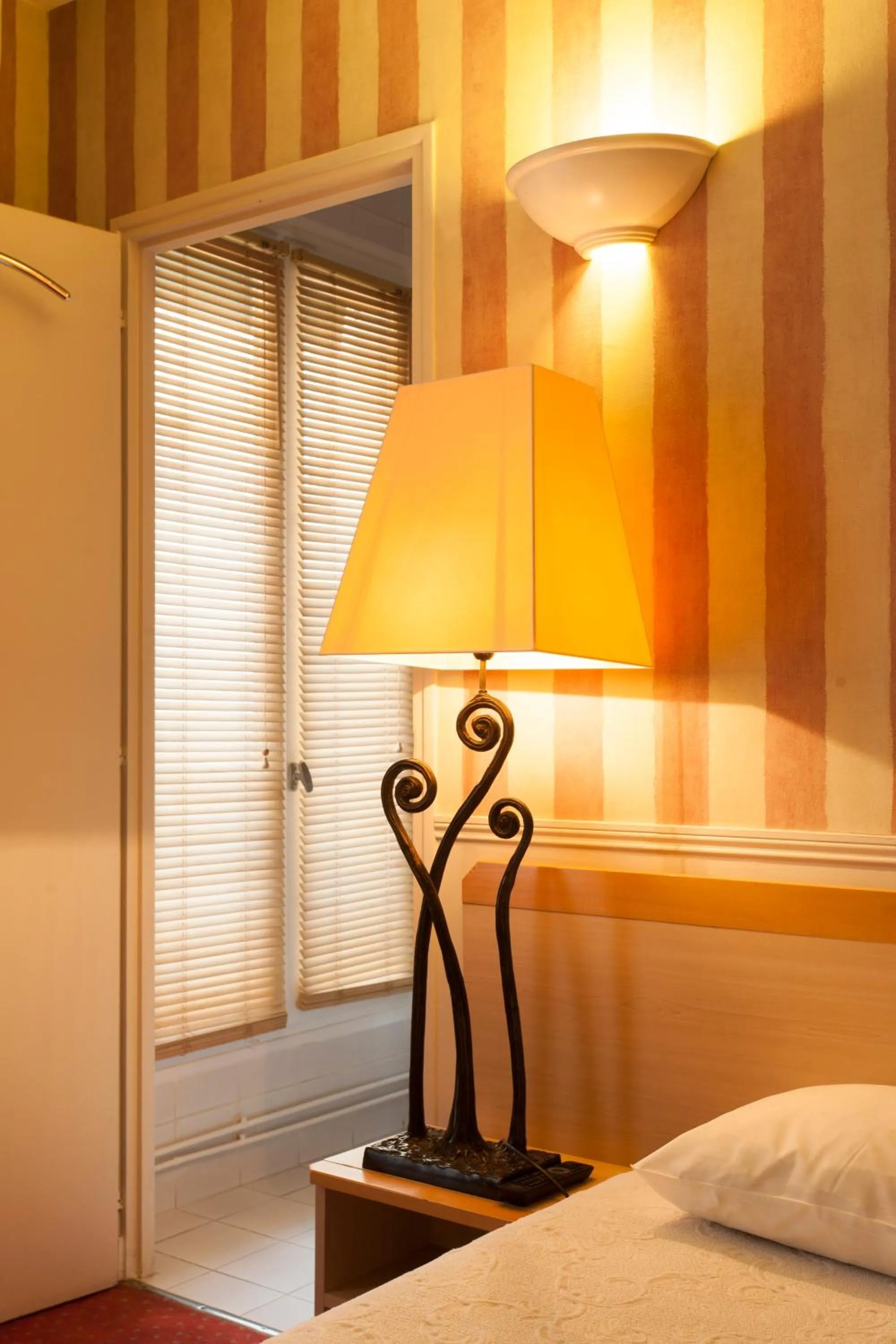 Bed in Hôtel de l'Avre