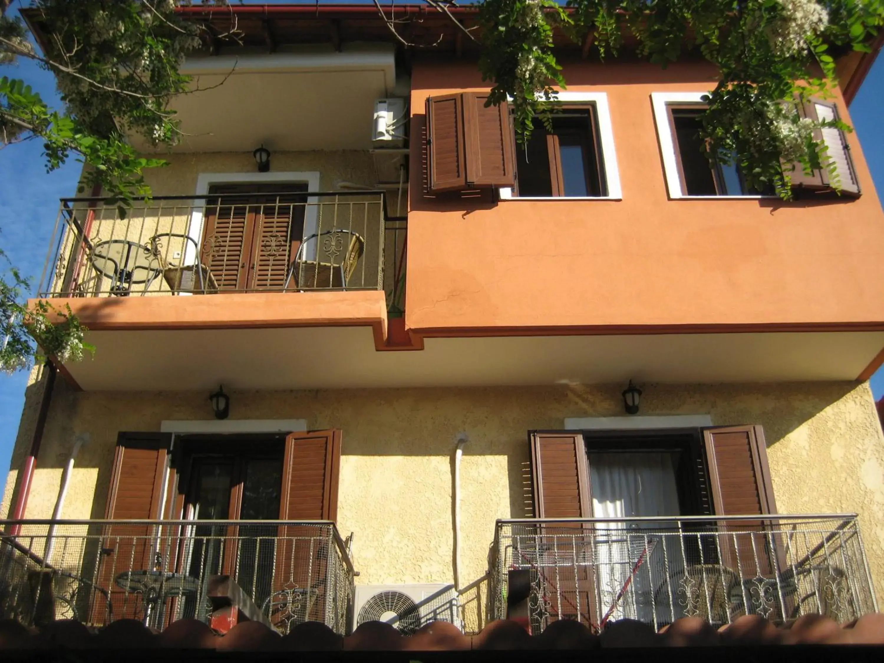 Facade/entrance in Studios Arabas Facade/entrance in Studios Arabas