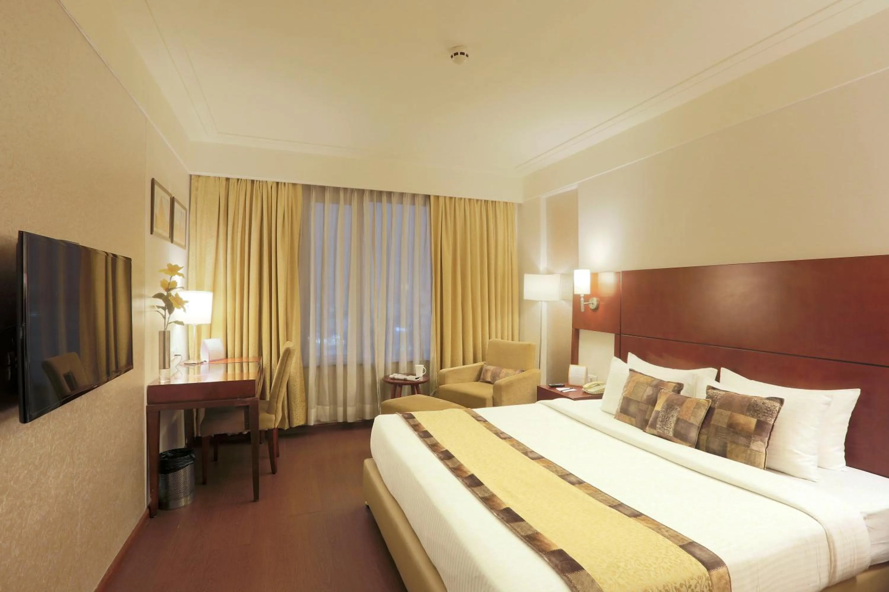 Communal lounge/ TV room, Bed in Vesta International