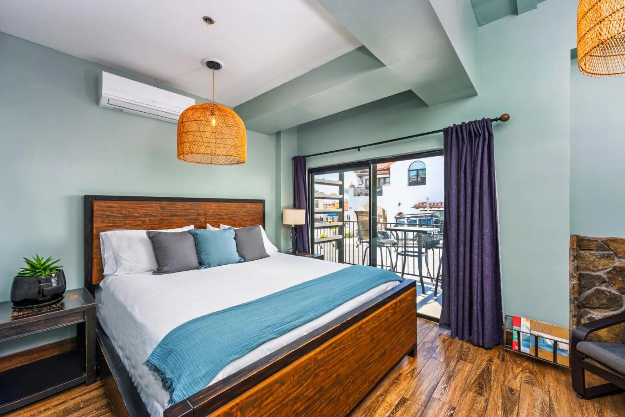 Photo of the whole room, Bed in Nomads Hotel