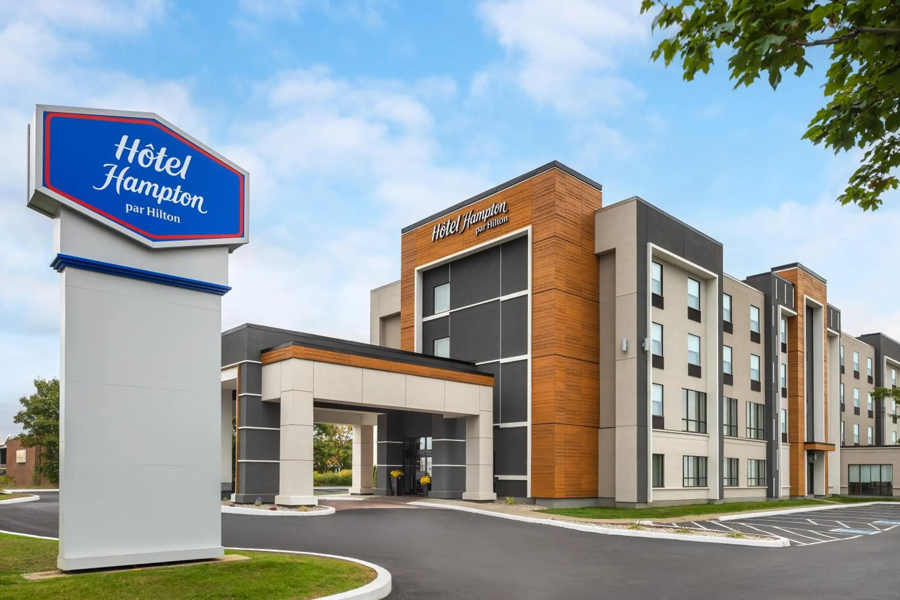 Property building in Hampton Inn & Suites Montreal-Dorval Property building in Hampton Inn & Suites Montreal-Dorval