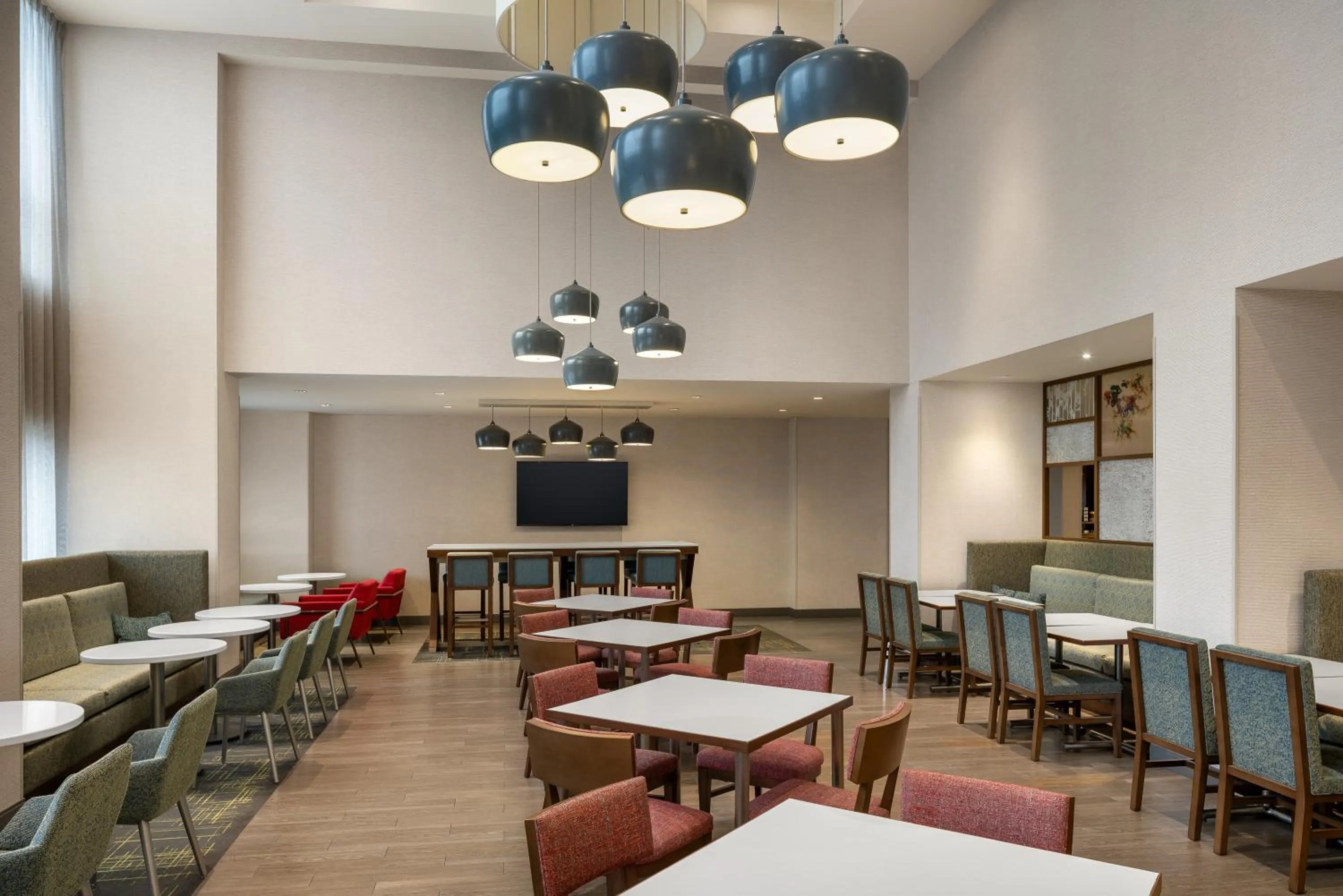 Seating area in Hampton Inn & Suites Montreal-Dorval