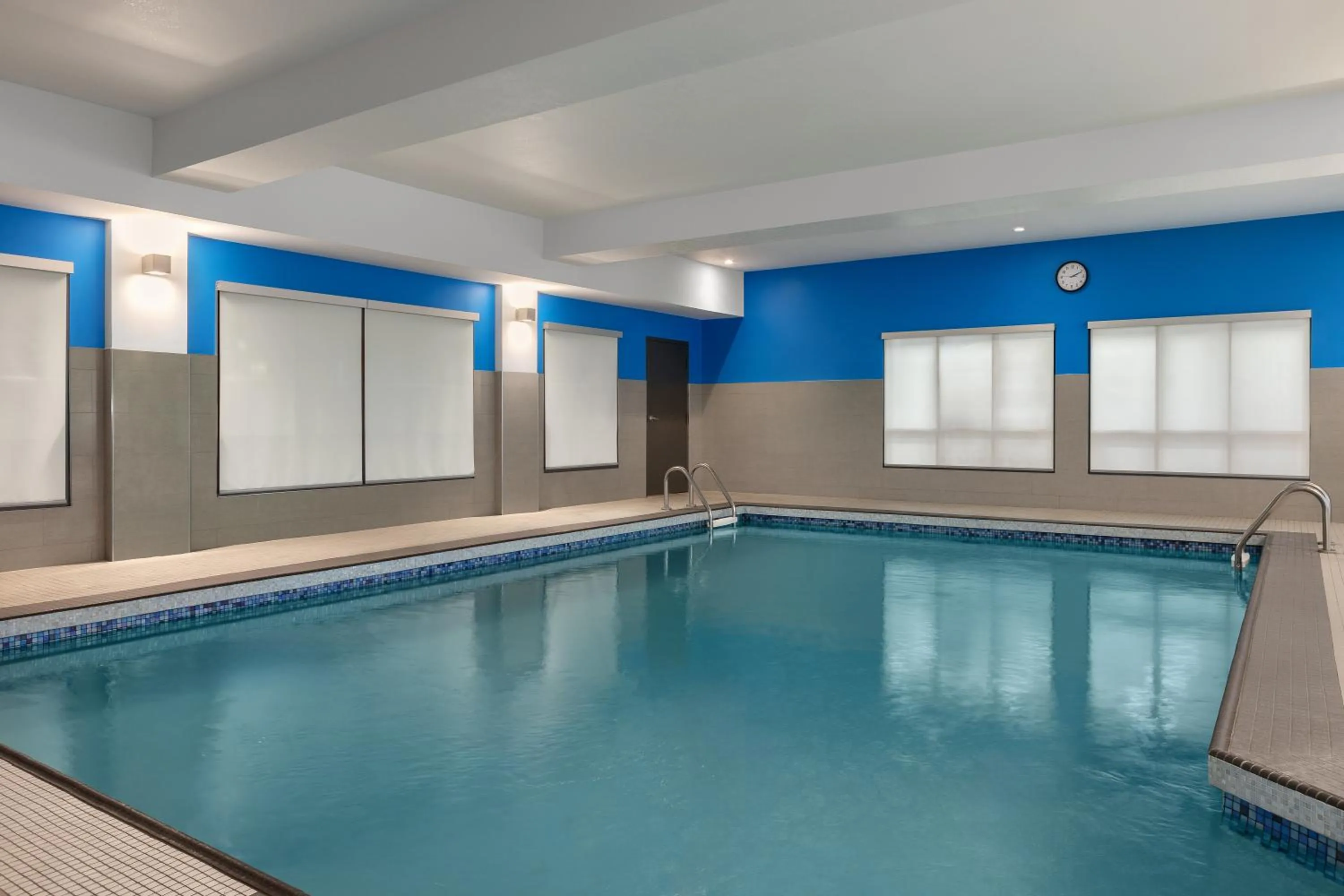 Swimming pool in Hampton Inn & Suites Montreal-Dorval