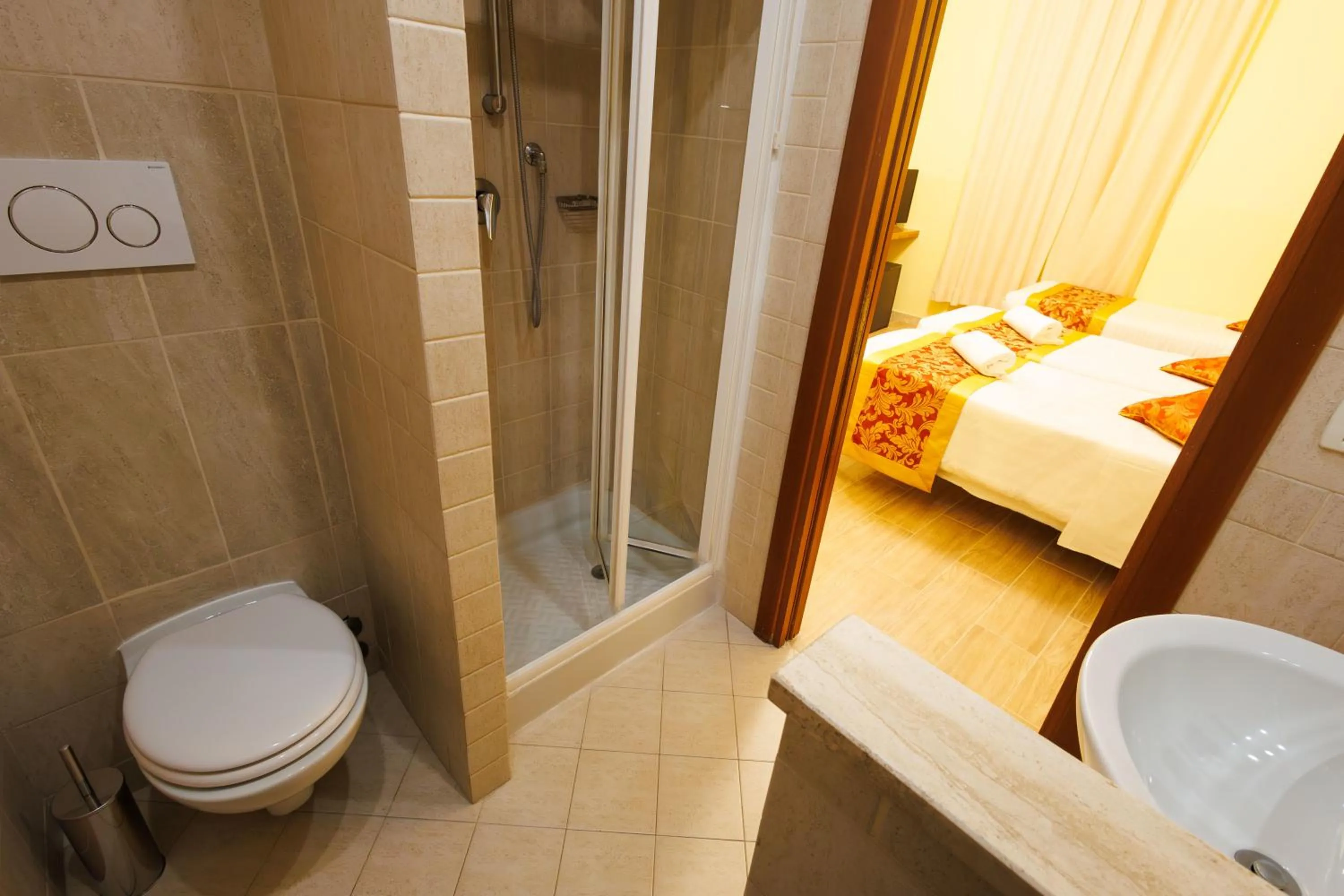 Bathroom, Bed in Hotel Terminal