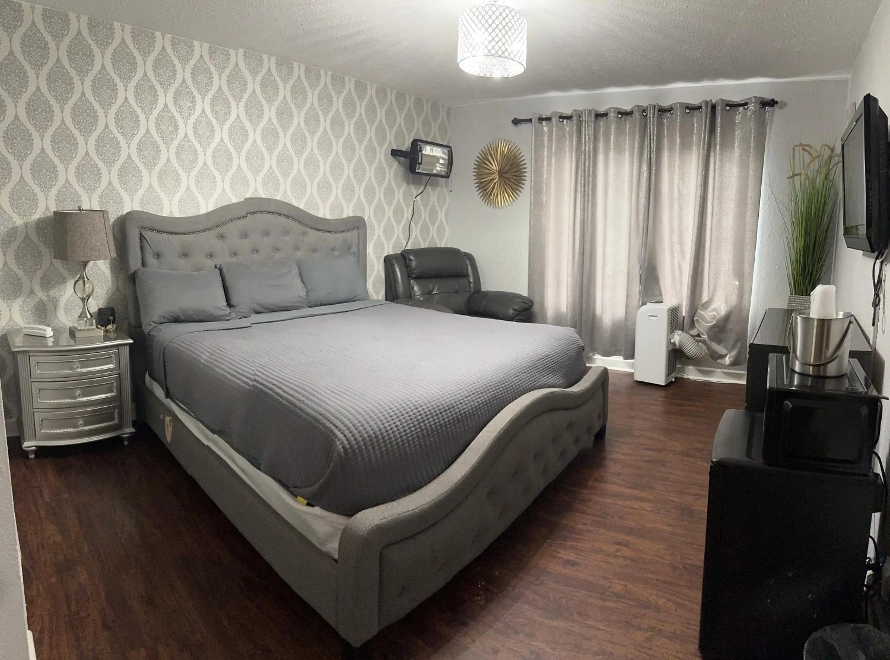 Bed in The Village Inn Hotel