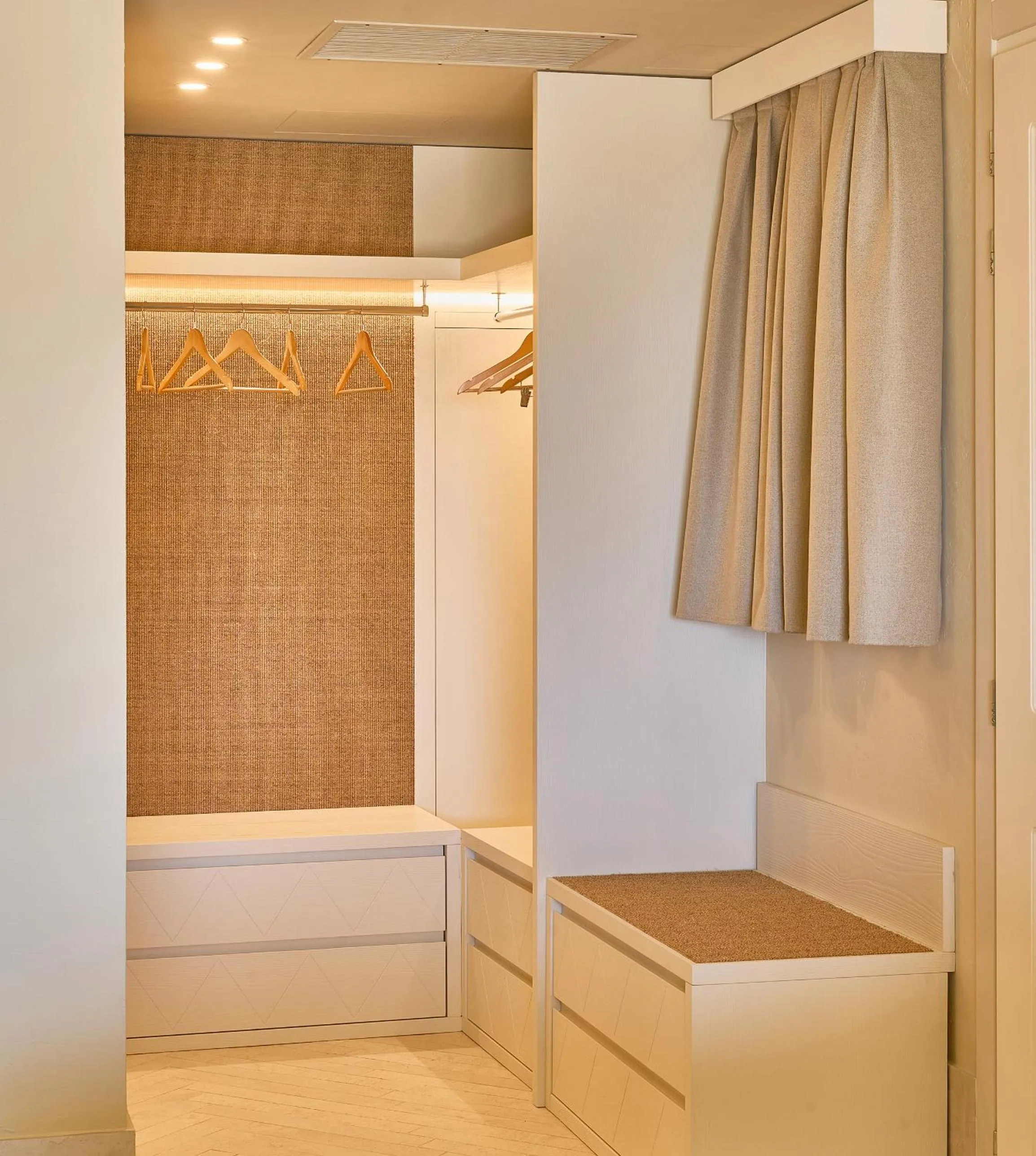 wardrobe, Bed in Residence Le Bouganville