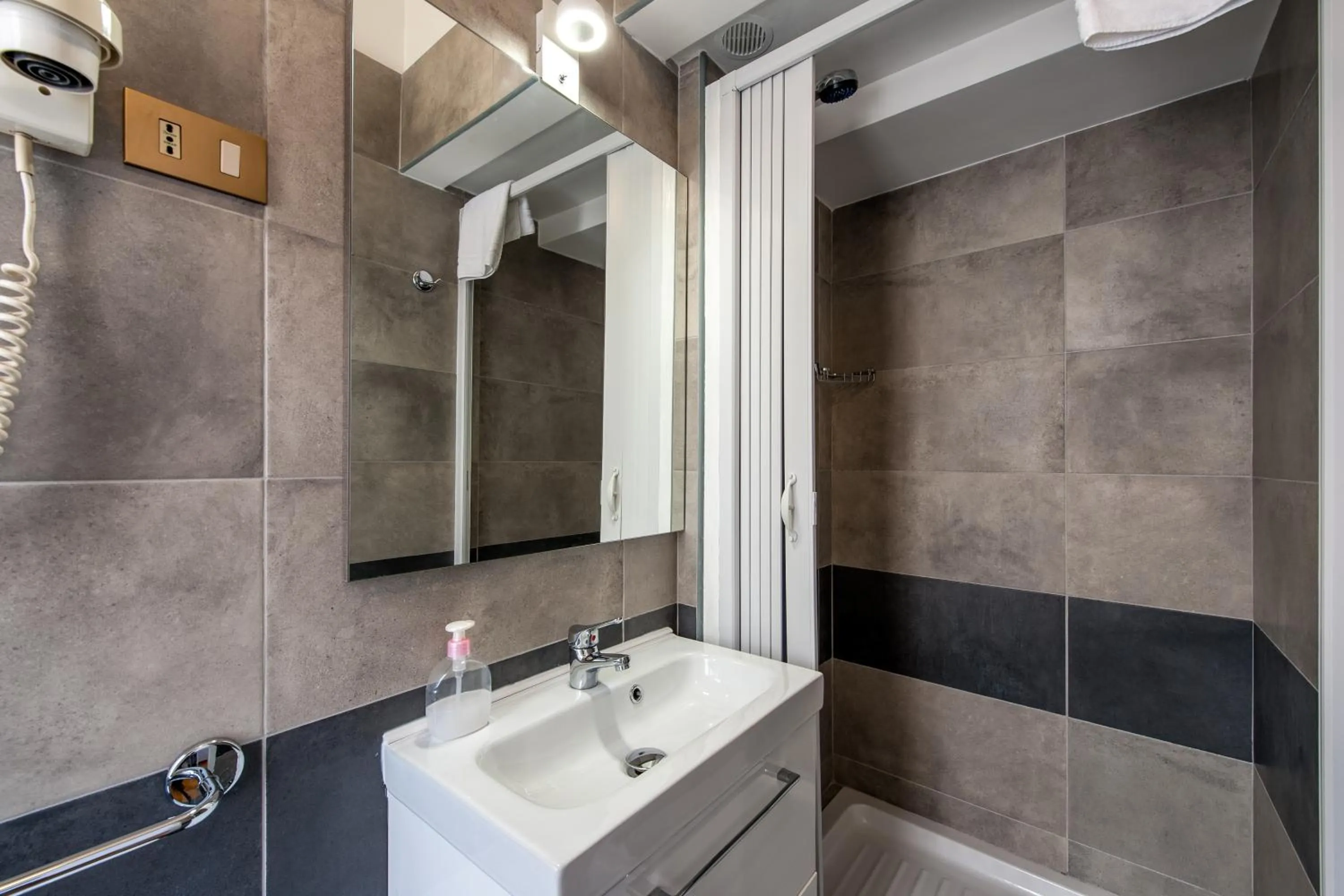 Shower in Alessandro A San Pietro Best Bed