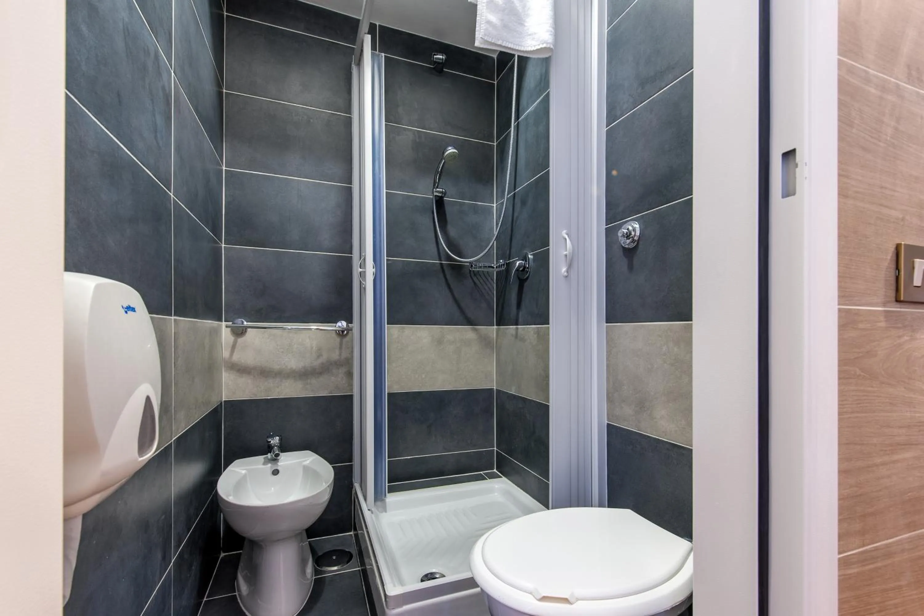 Shower in Alessandro A San Pietro Best Bed
