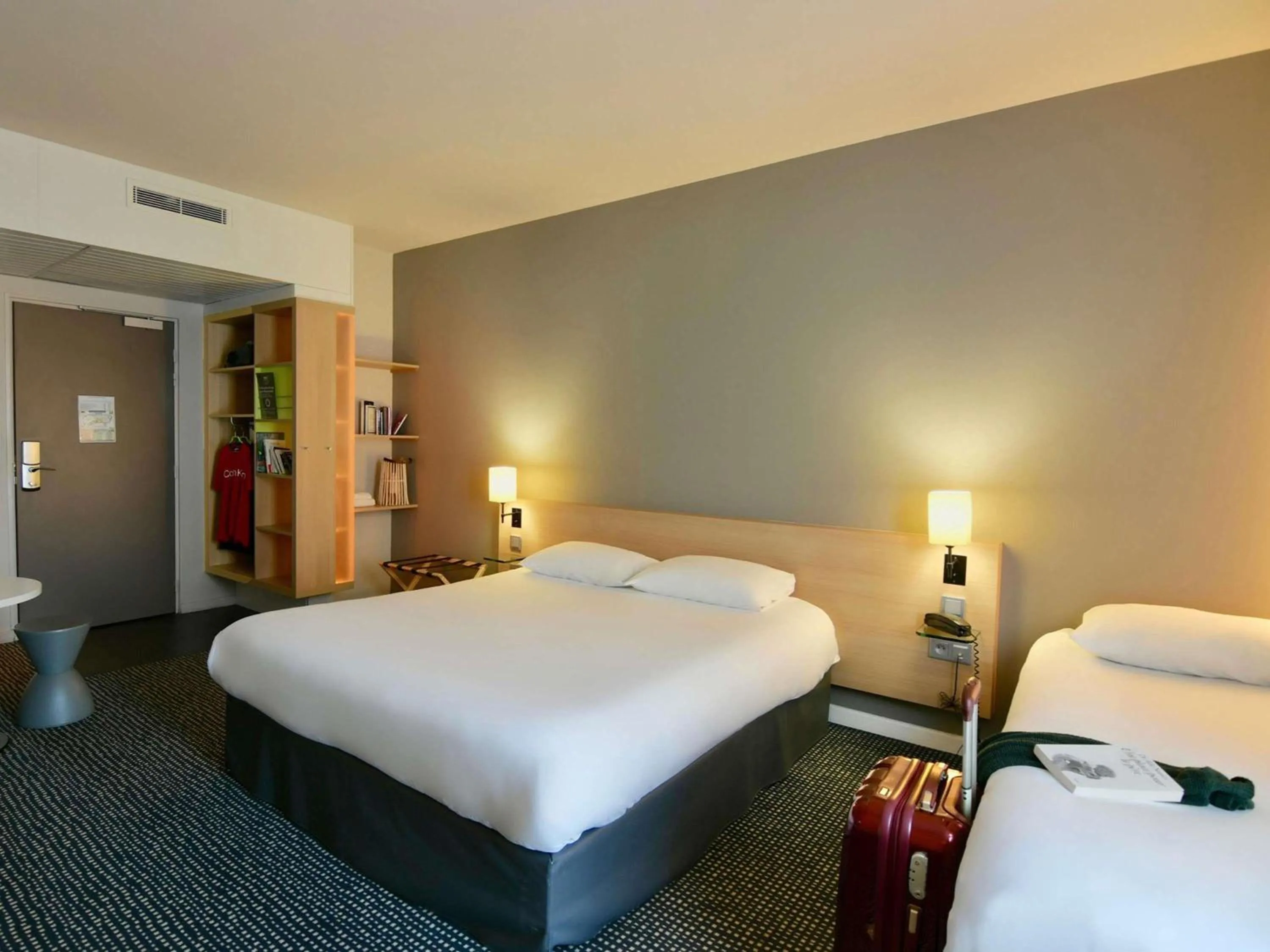 Bedroom, Bed in ibis Styles Nantes Reze Aéroport