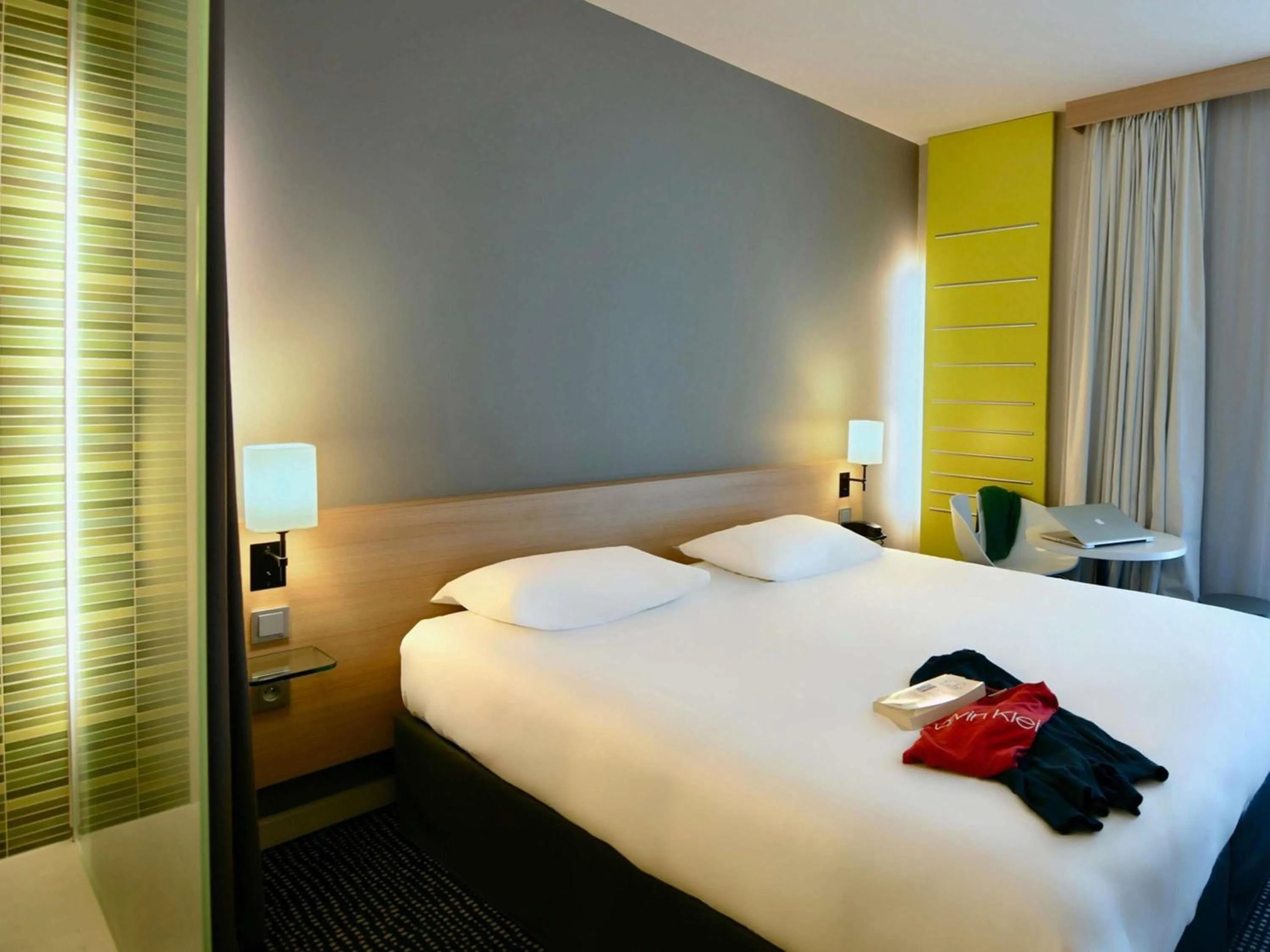 Bedroom, Bed in ibis Styles Nantes Reze Aéroport