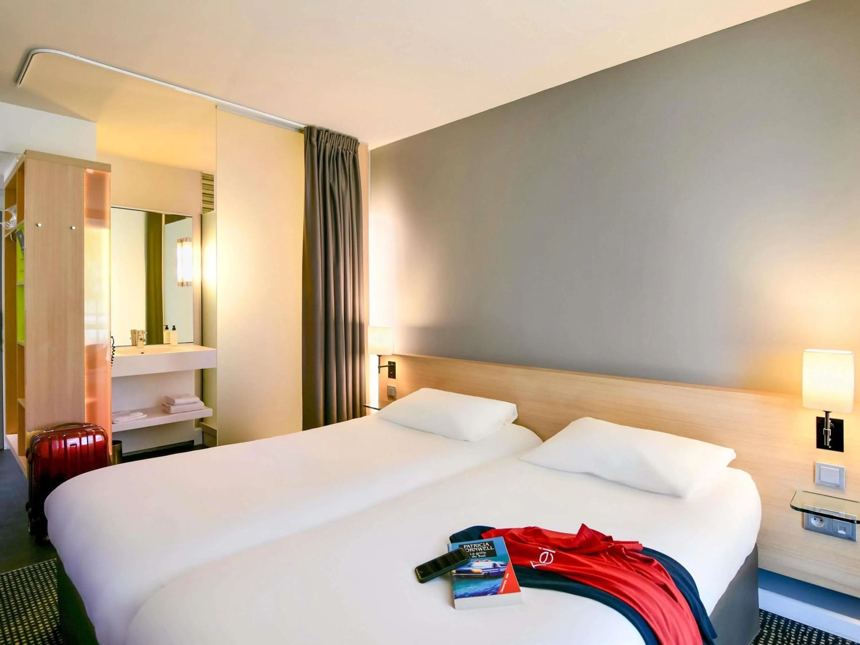 Bedroom, Bed in ibis Styles Nantes Reze Aéroport