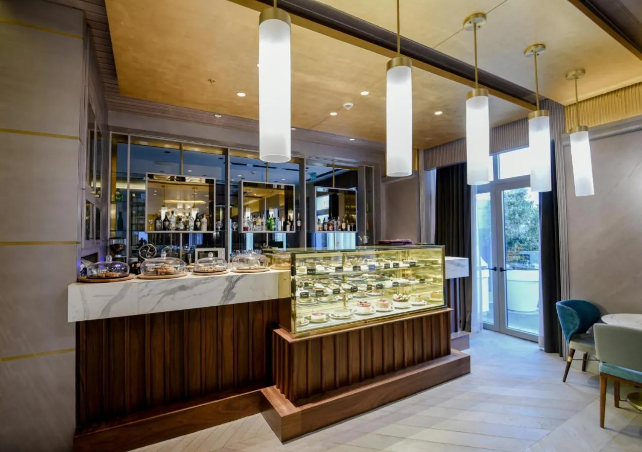 Restaurant/places to eat in Rocks Hotel & Casino