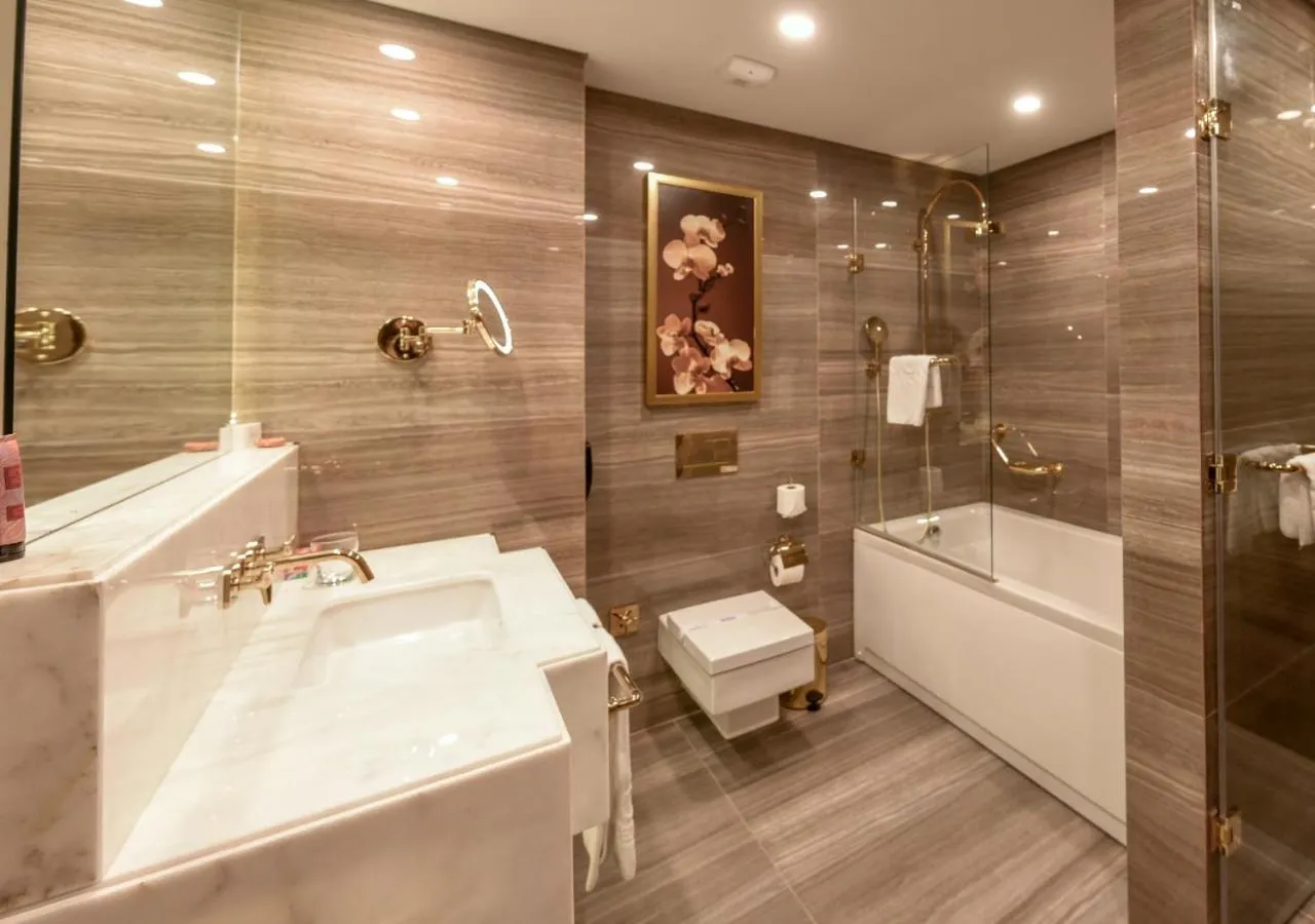 Shower in Rocks Hotel & Casino