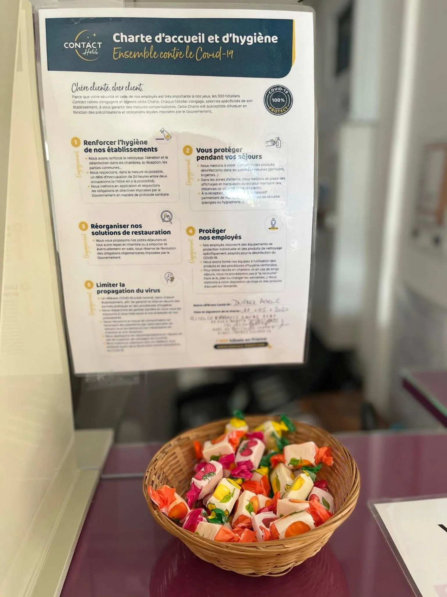 Lobby or reception in "Contact Hôtel" Le Saint Rémy - Chalon Sud