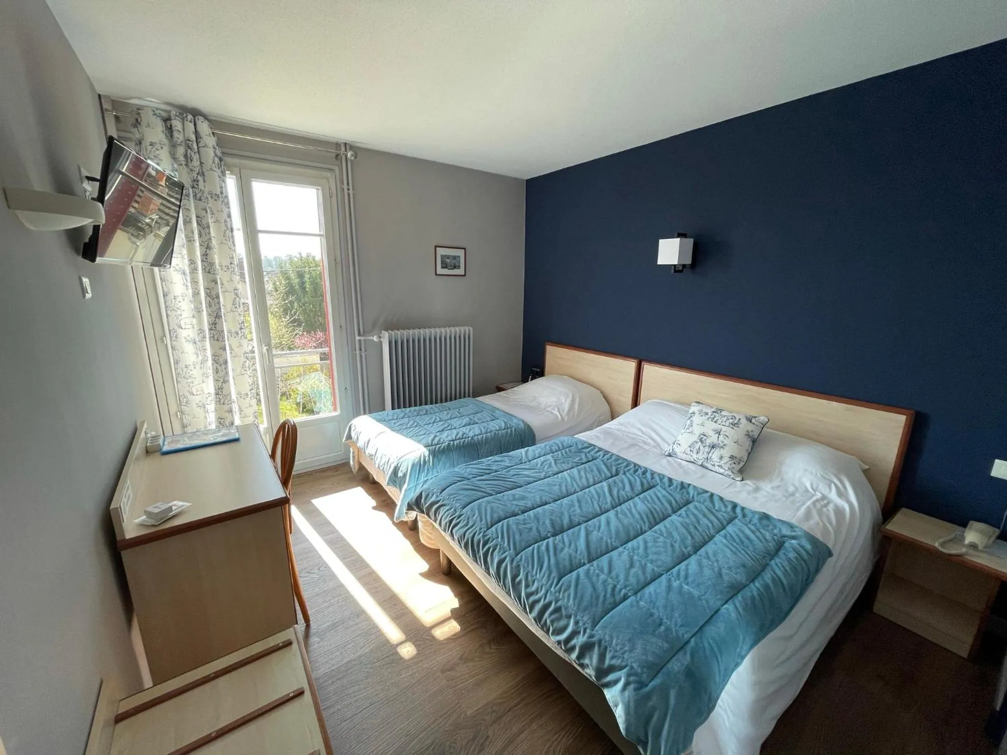 Bed in "Contact Hôtel" Le Saint Rémy - Chalon Sud