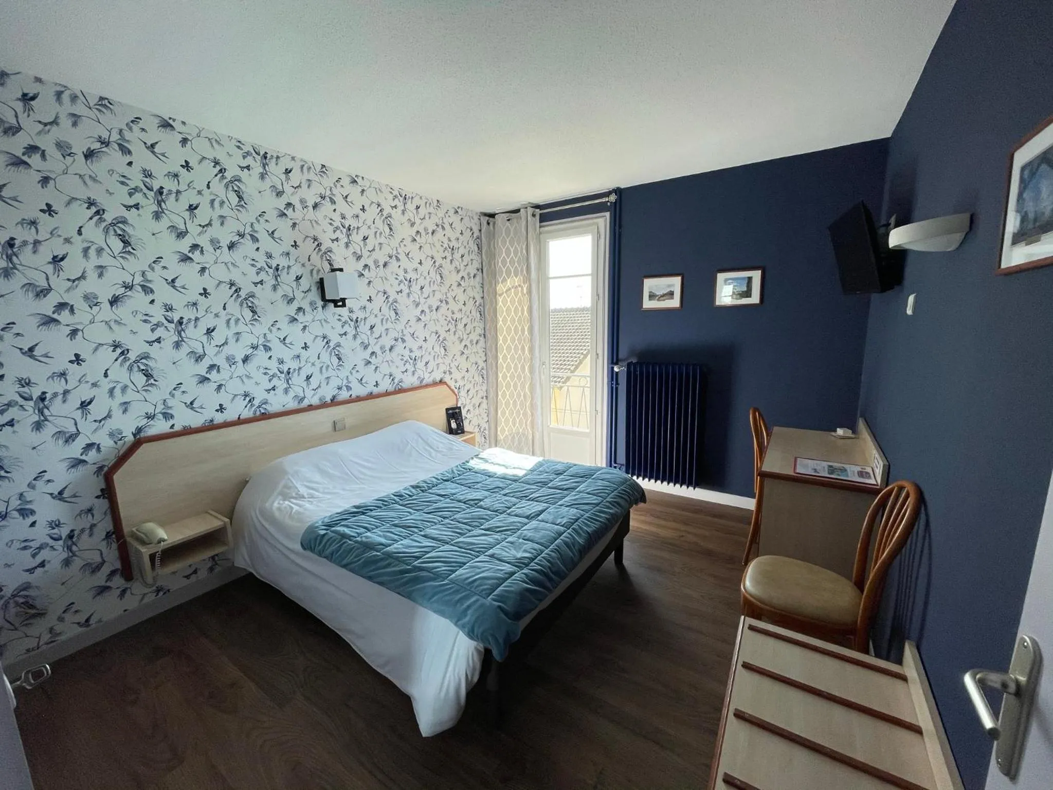 Photo of the whole room, Bed in "Contact Hôtel" Le Saint Rémy - Chalon Sud
