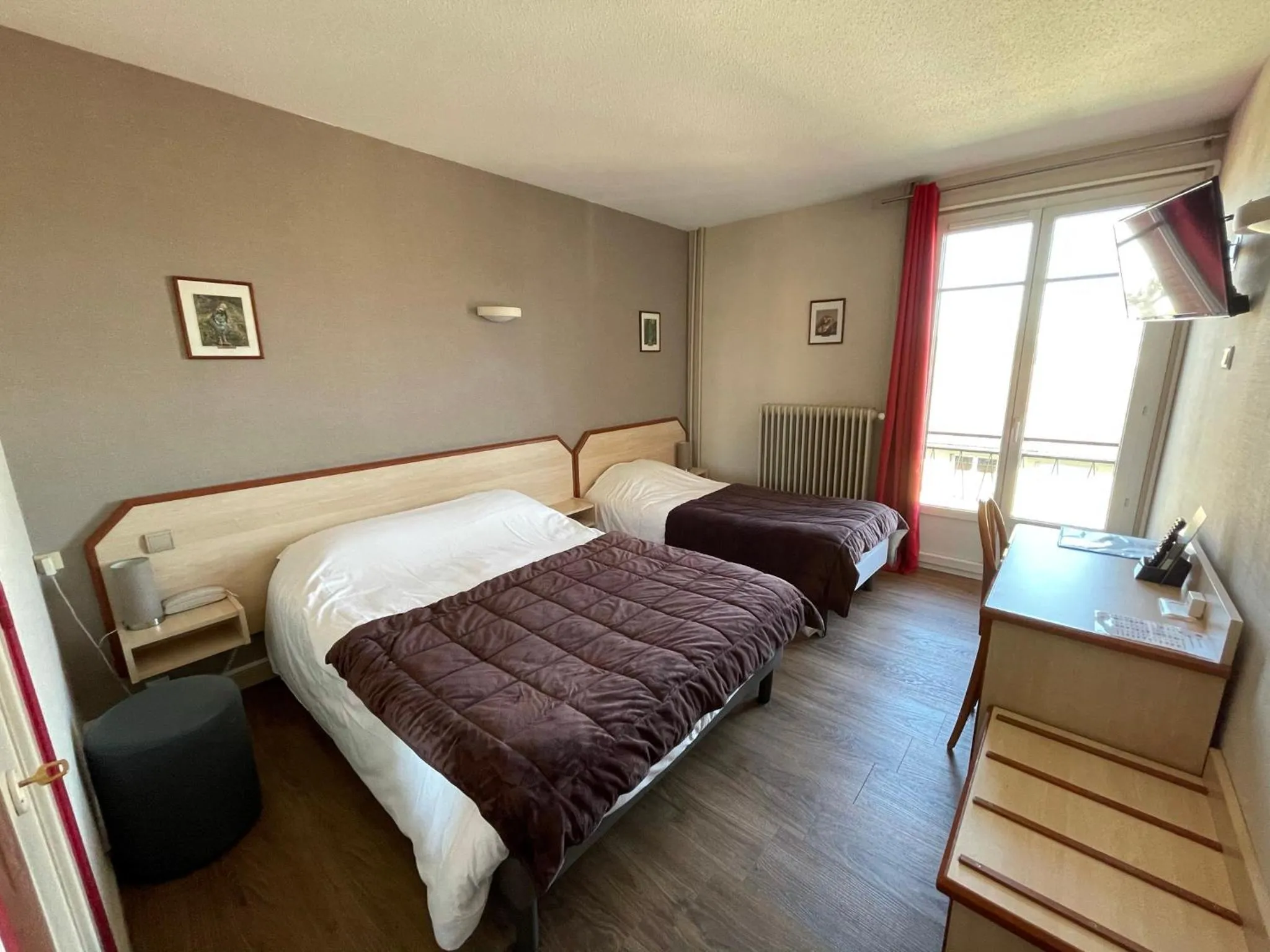 Photo of the whole room, Bed in "Contact Hôtel" Le Saint Rémy - Chalon Sud