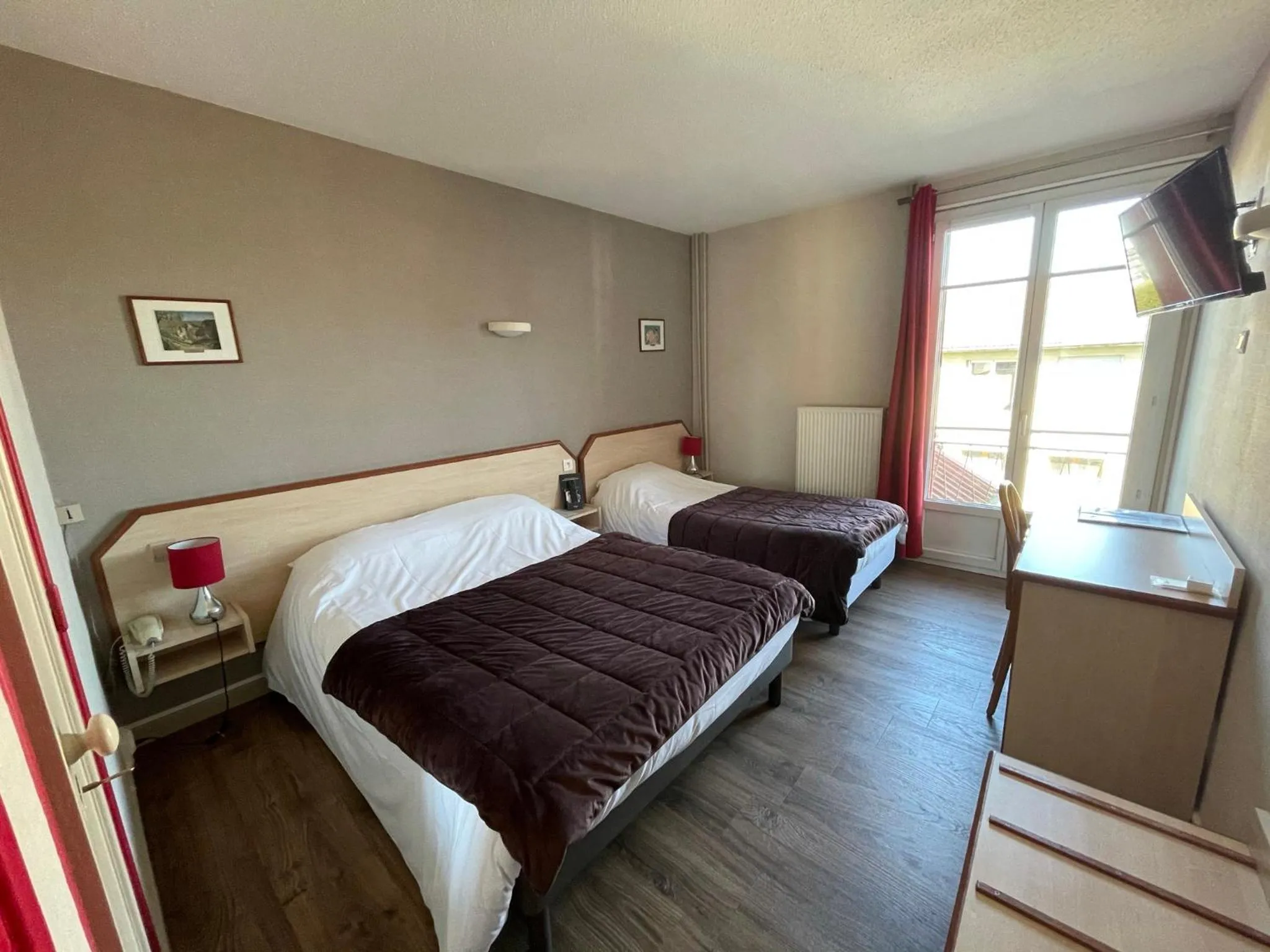 Photo of the whole room, Bed in "Contact Hôtel" Le Saint Rémy - Chalon Sud