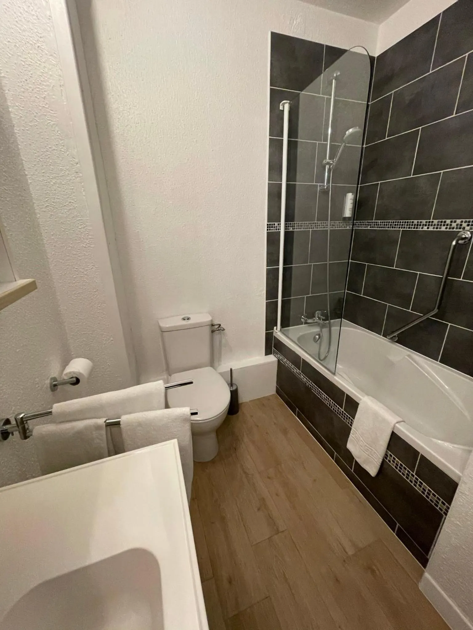 Bathroom in "Contact Hôtel" Le Saint Rémy - Chalon Sud