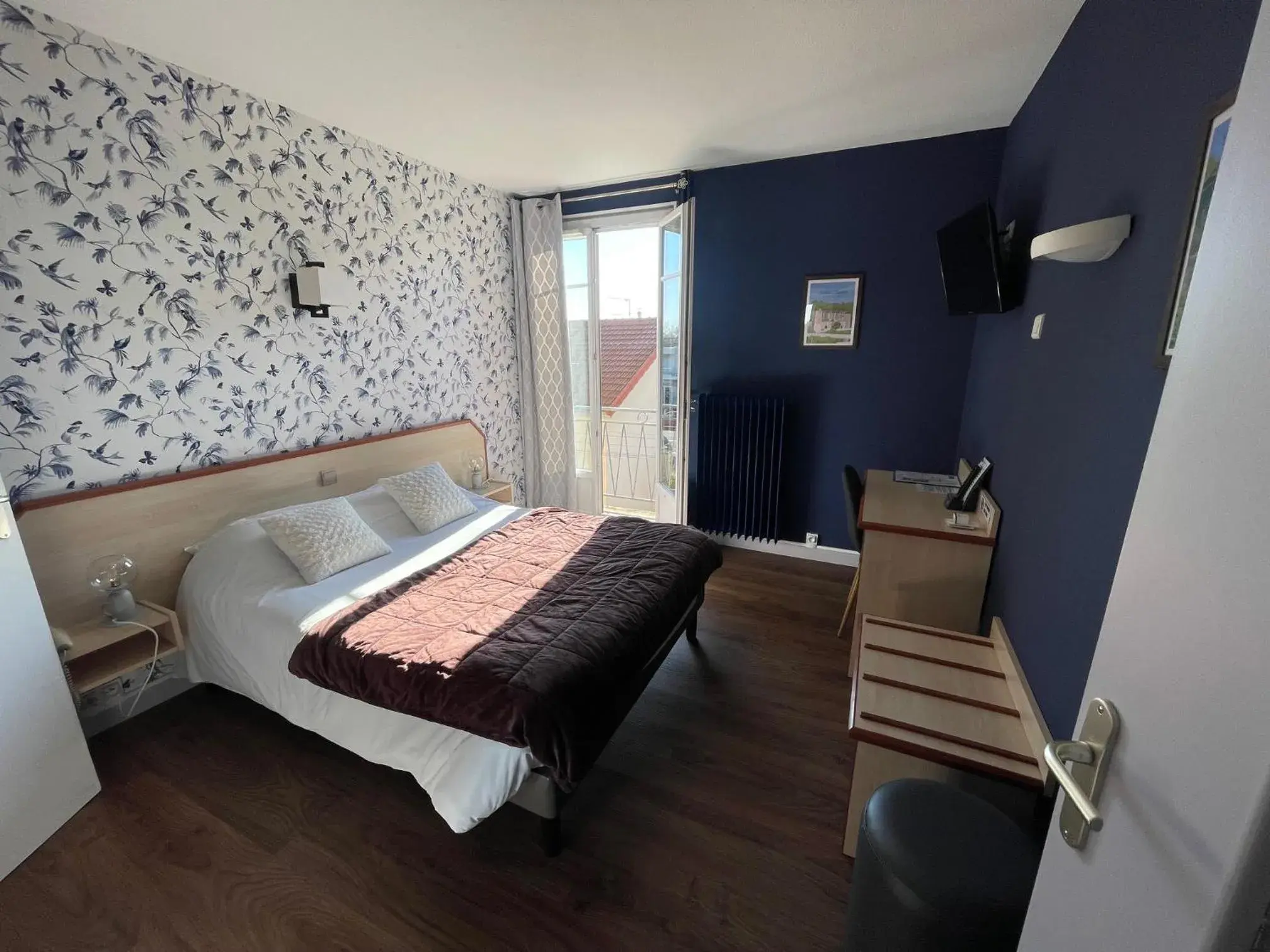 Double Room with Balcony in "Contact Hôtel" Le Saint Rémy - Chalon Sud Double Room with Balcony in "Contact Hôtel" Le Saint Rémy - Chalon Sud