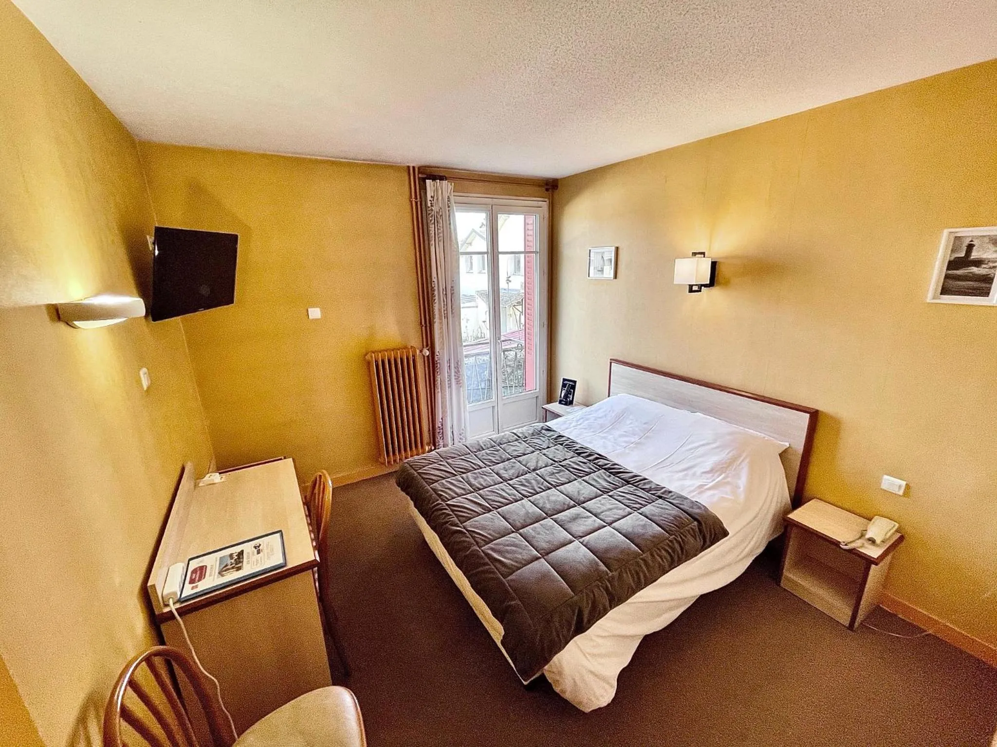 Photo of the whole room, Bed in "Contact Hôtel" Le Saint Rémy - Chalon Sud