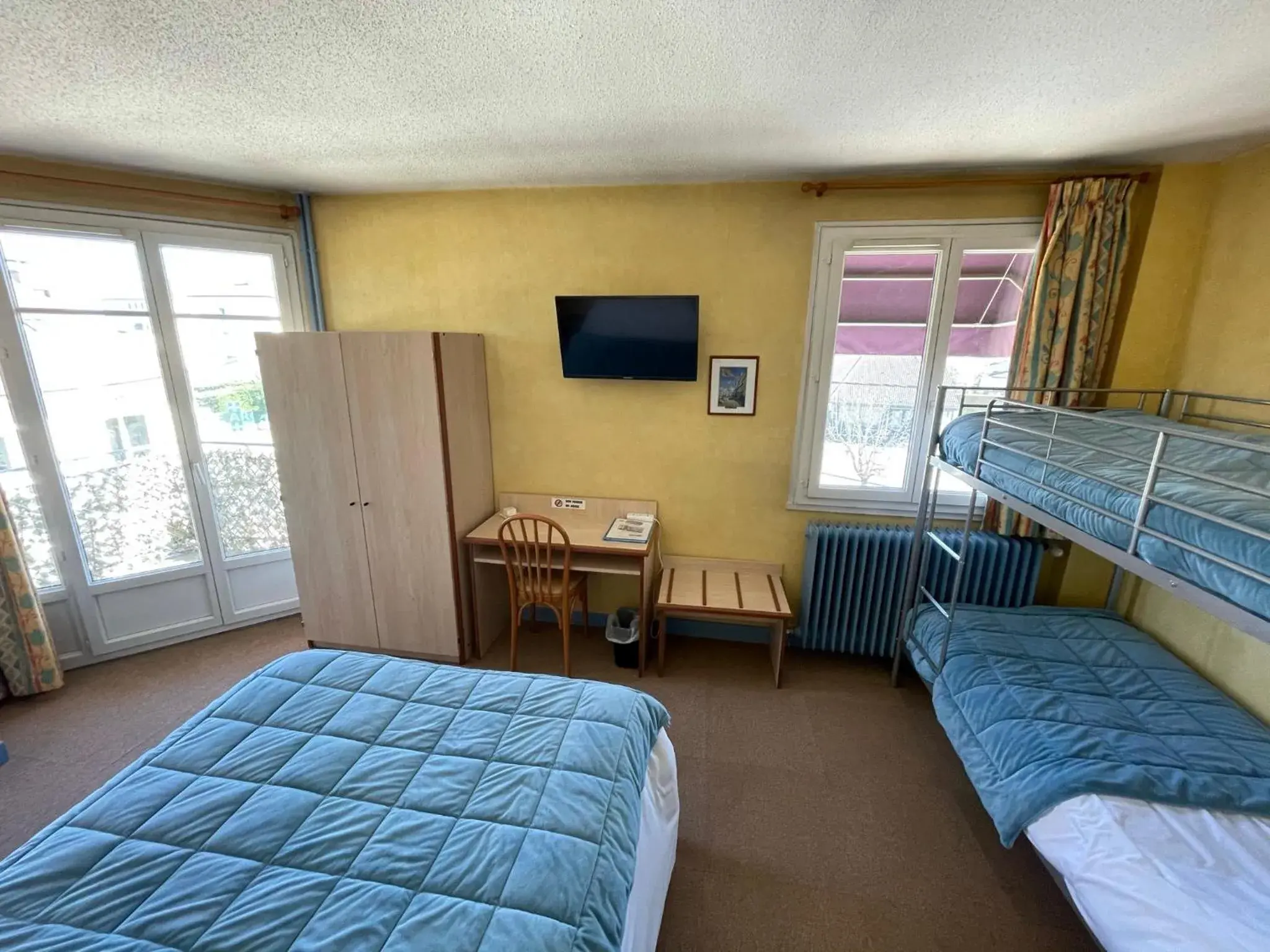Quadruple Room in "Contact Hôtel" Le Saint Rémy - Chalon Sud Quadruple Room in "Contact Hôtel" Le Saint Rémy - Chalon Sud