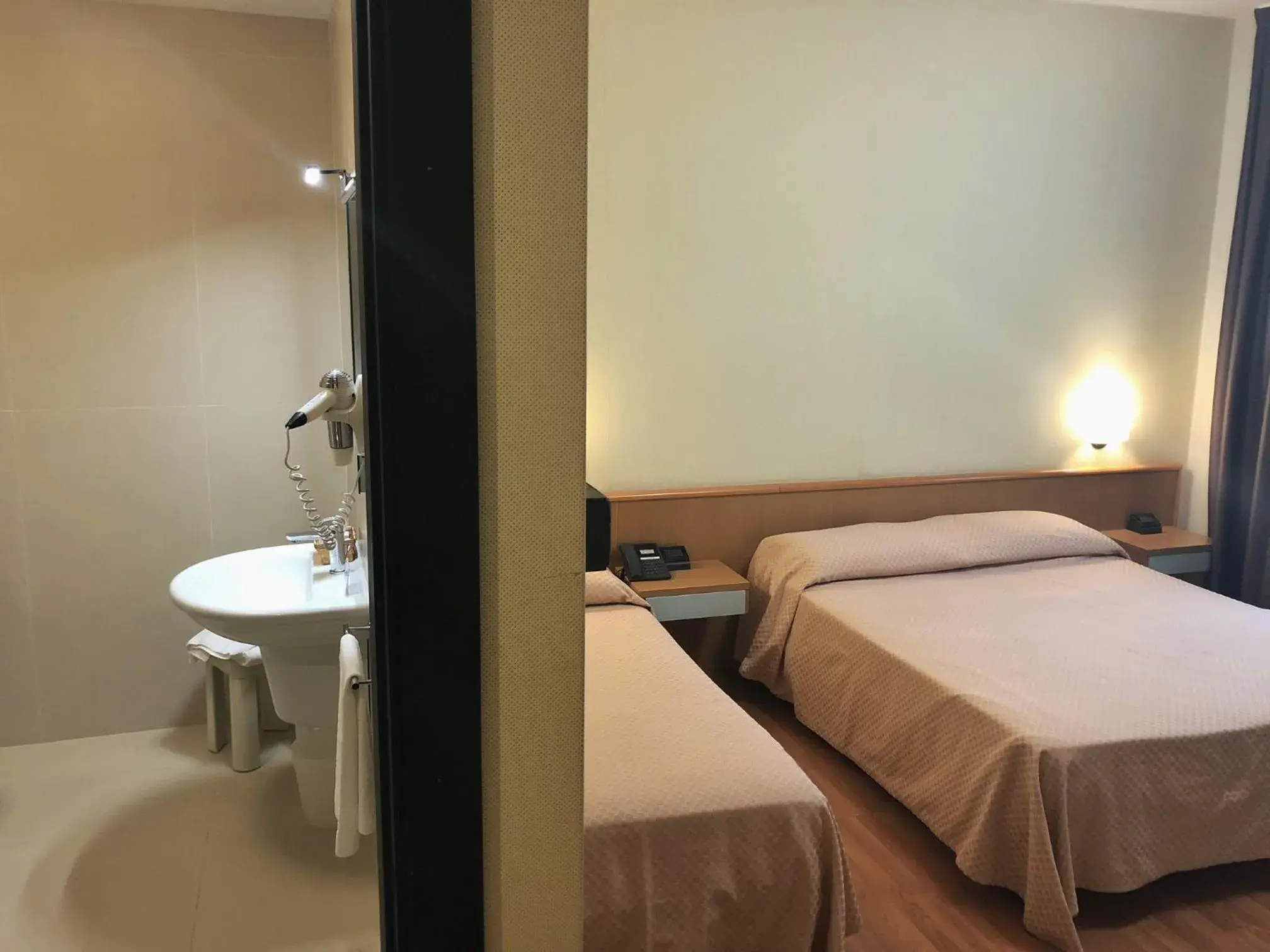 Bathroom, Bed in Hotel Ristorante Dragonara Bathroom, Bed in Hotel Ristorante Dragonara