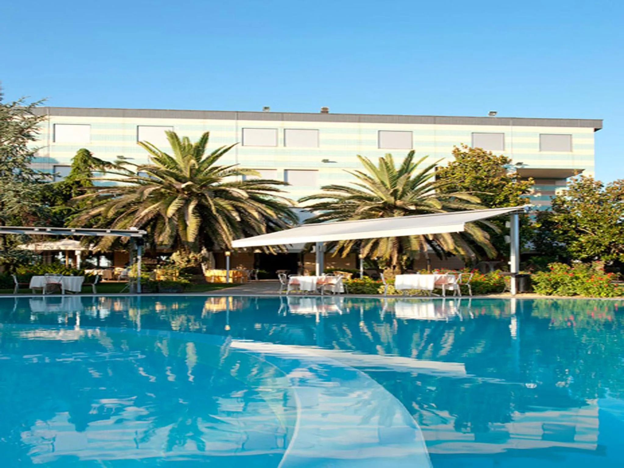 Swimming pool in Hotel Ristorante Dragonara