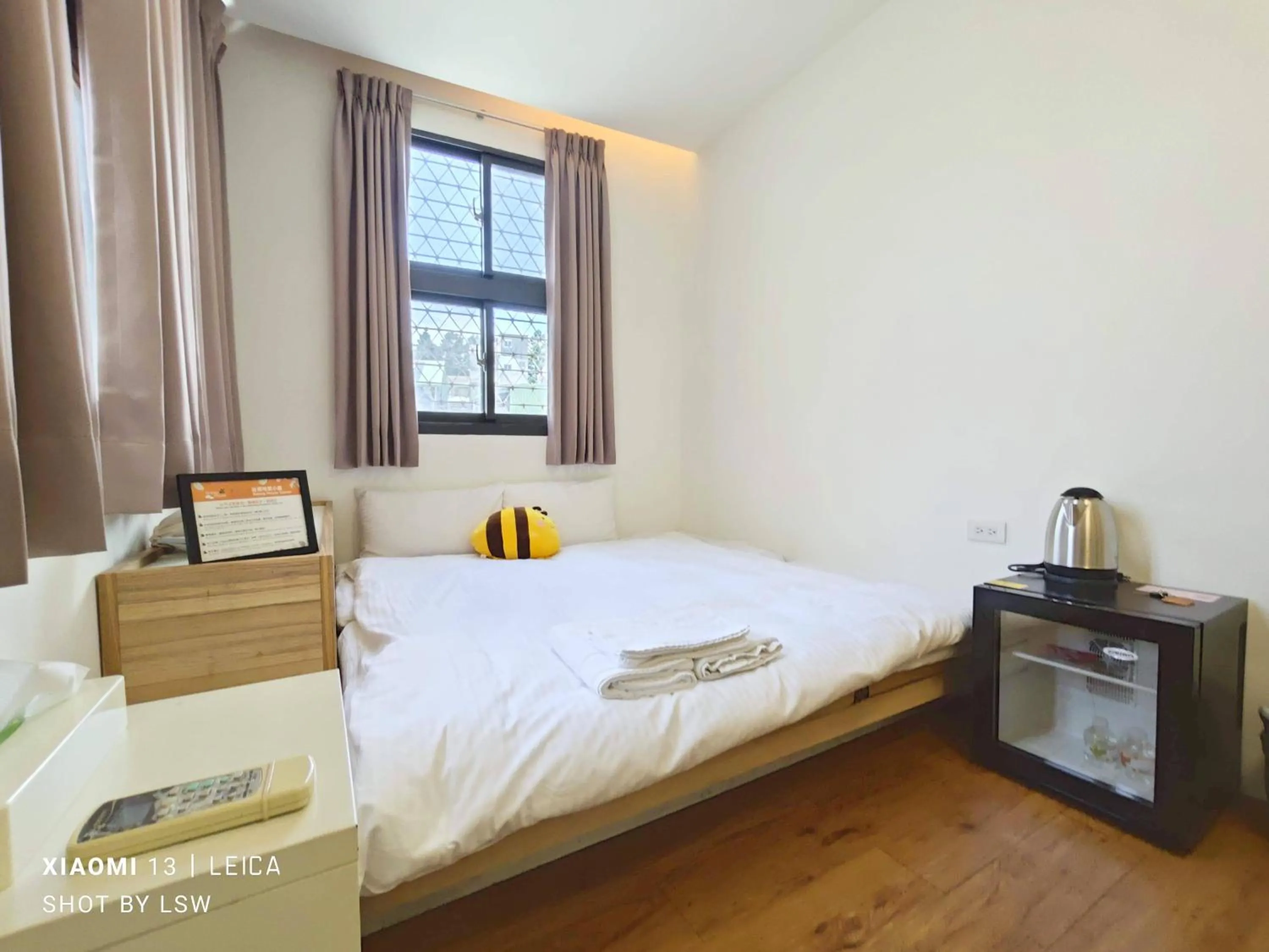 Photo of the whole room, Bed in Honey House Tainan