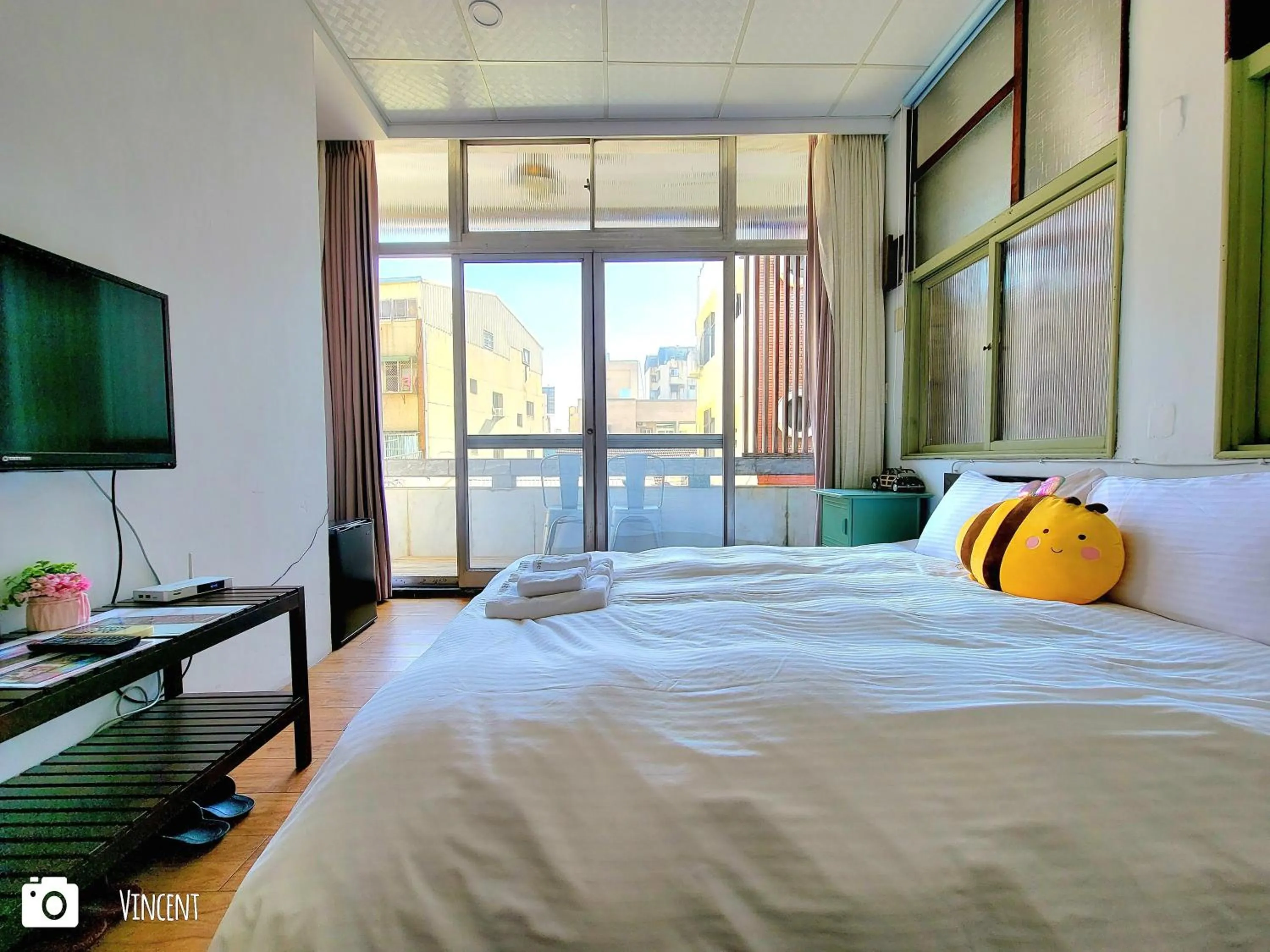Photo of the whole room, Bed in Honey House Tainan