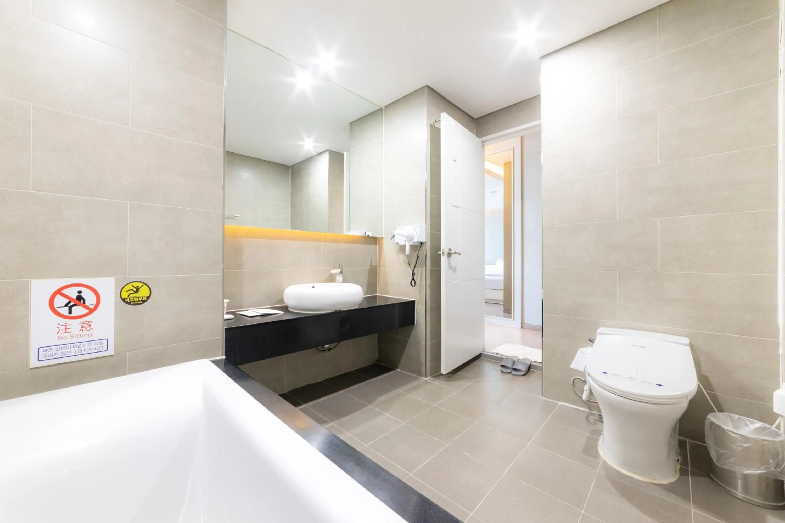 Toilet in Benikea The Bliss Hotel