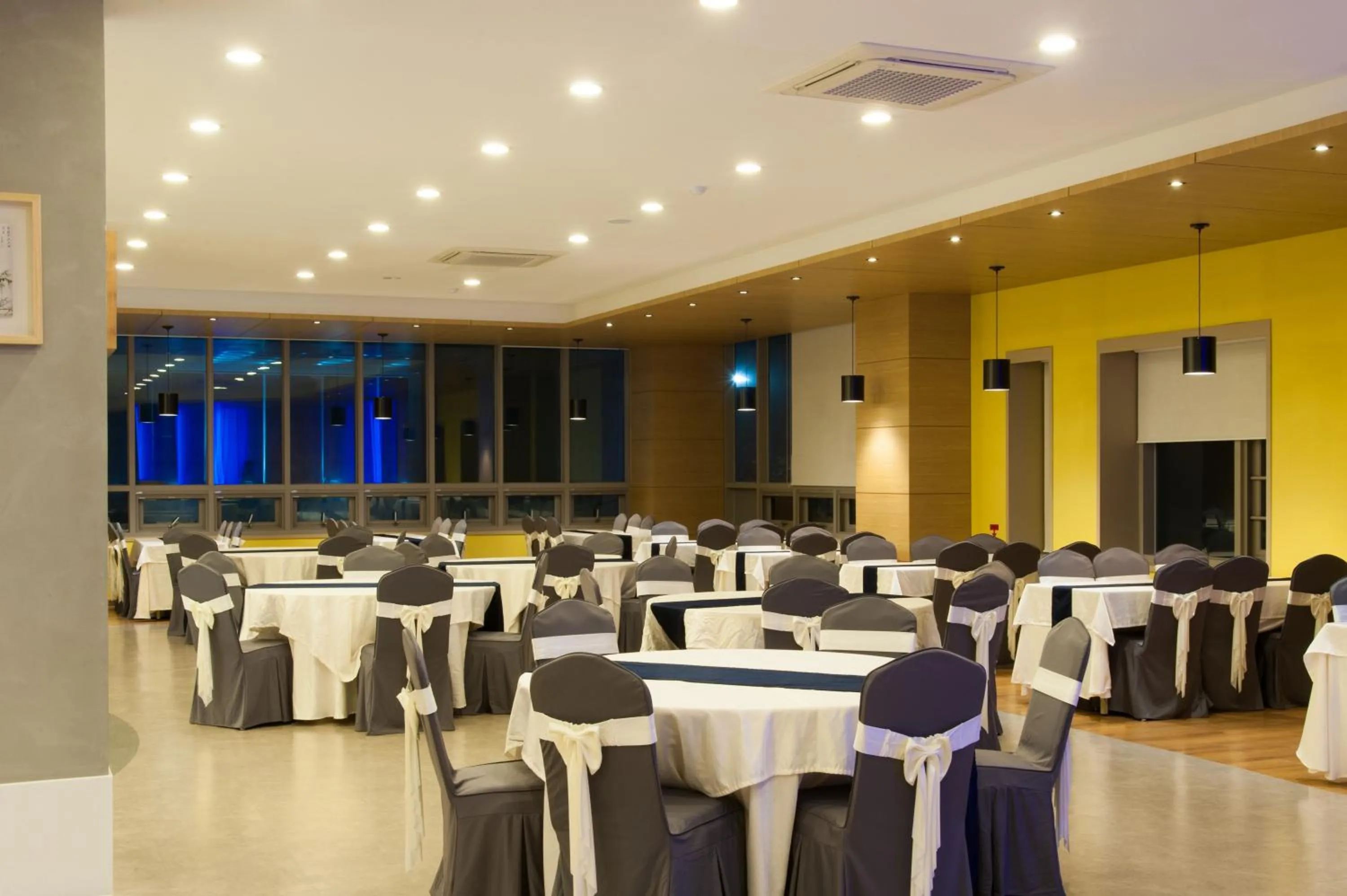 Restaurant/places to eat in Benikea The Bliss Hotel