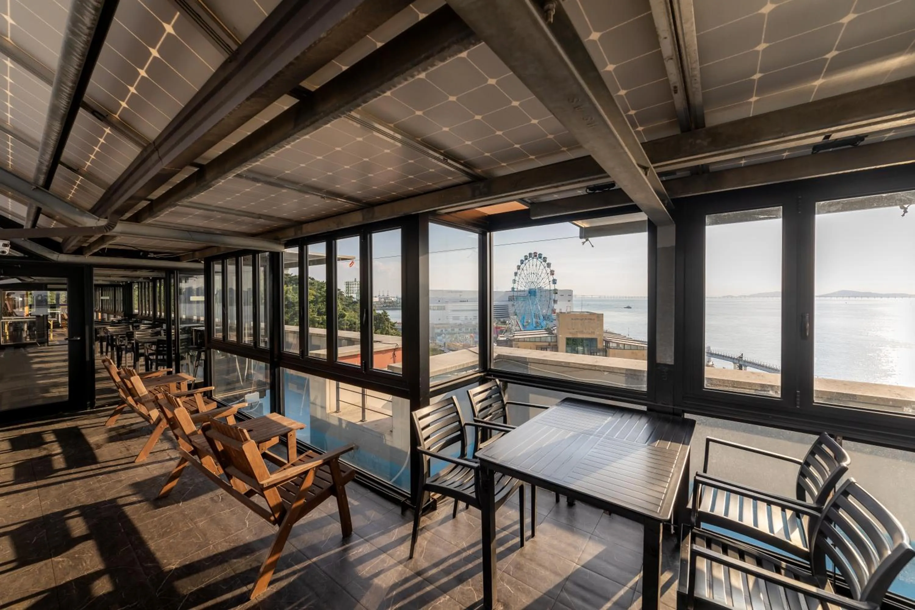 Communal lounge/ TV room in Benikea The Bliss Hotel