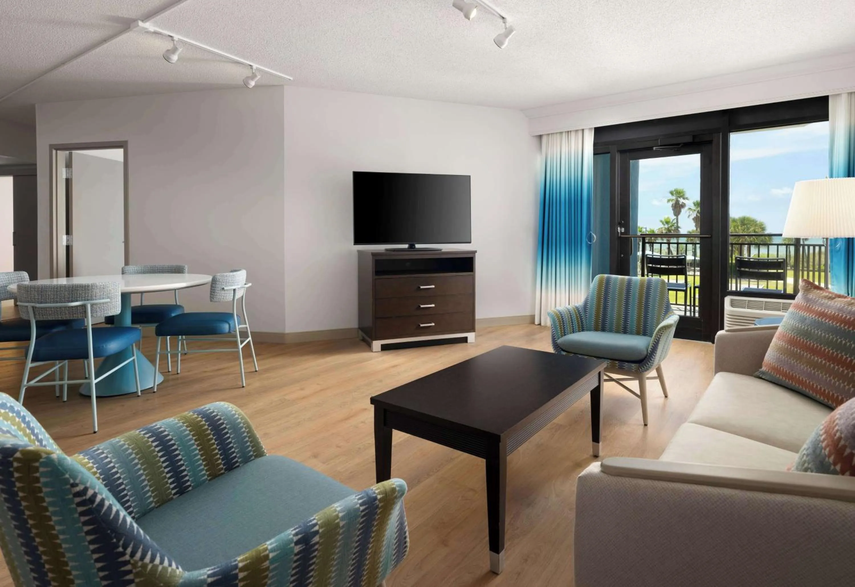 Bed in DoubleTree Resort by Hilton Myrtle Beach Oceanfront