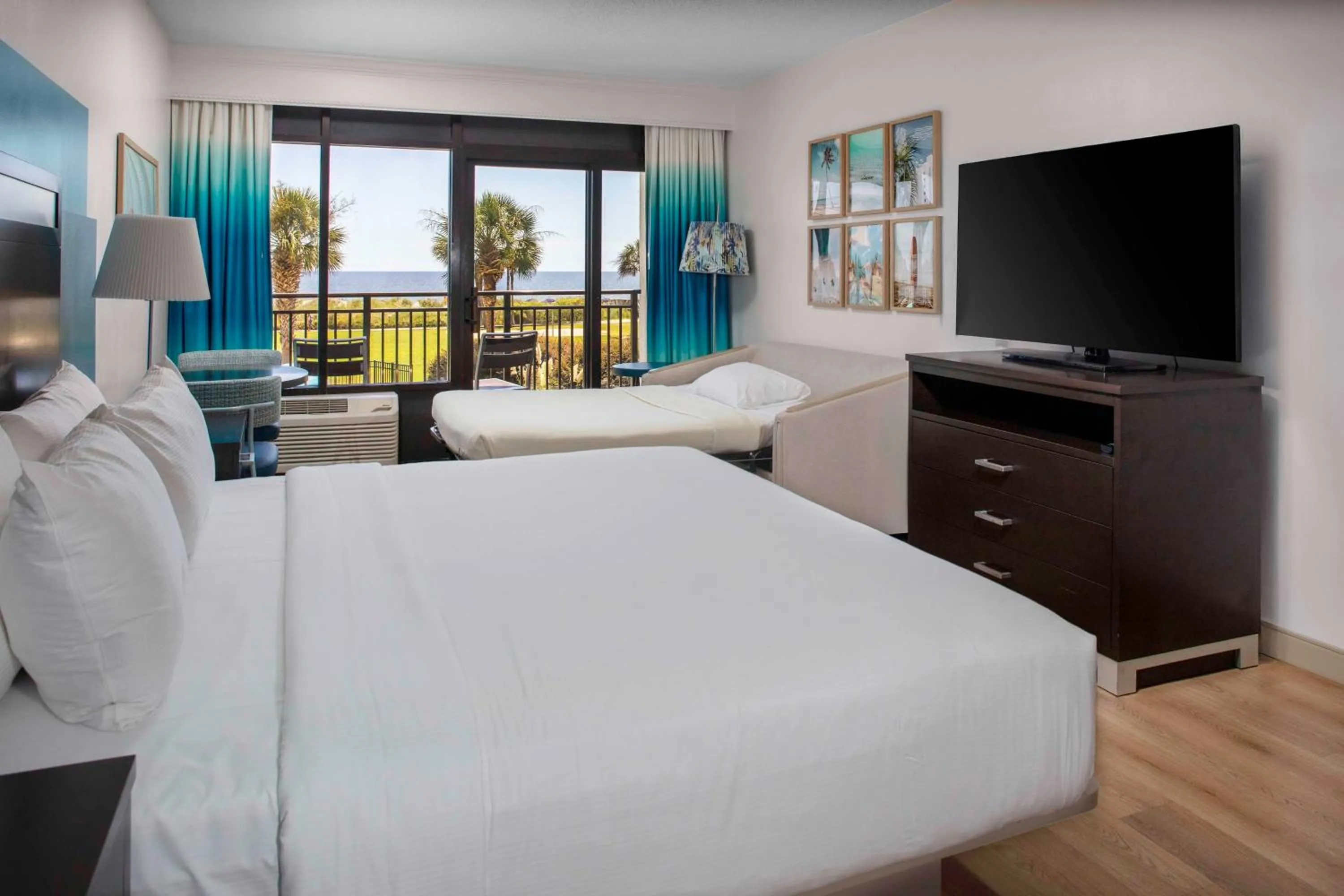 Bed in DoubleTree Resort by Hilton Myrtle Beach Oceanfront