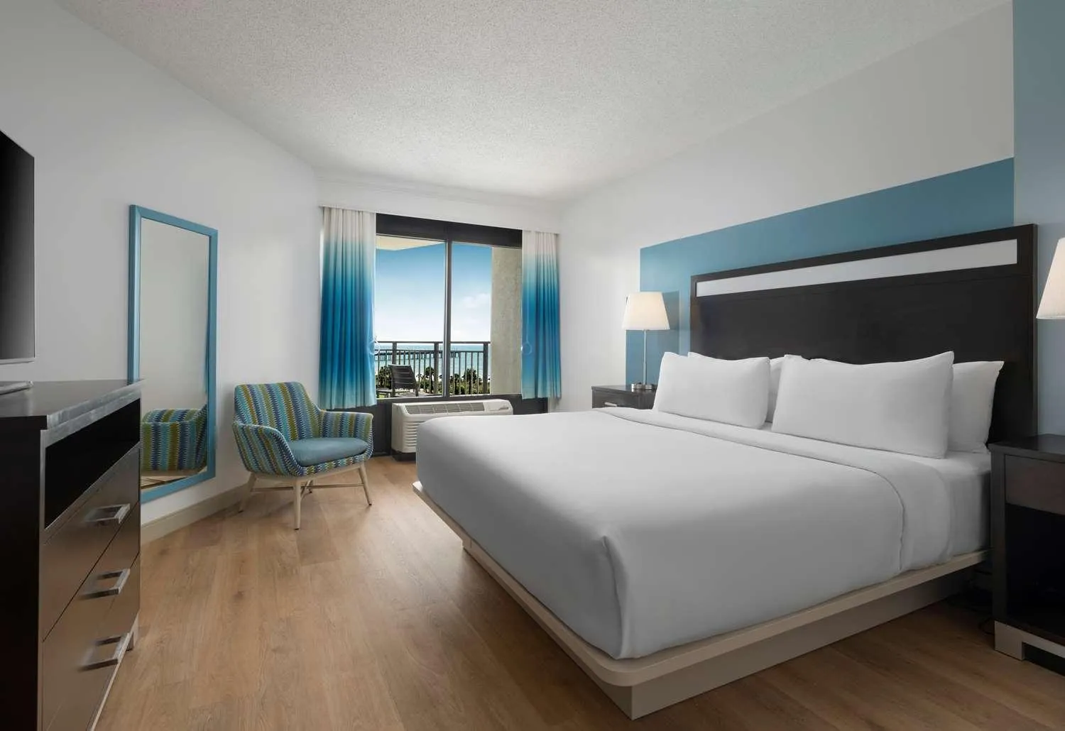 Bedroom, Bed in DoubleTree Resort by Hilton Myrtle Beach Oceanfront