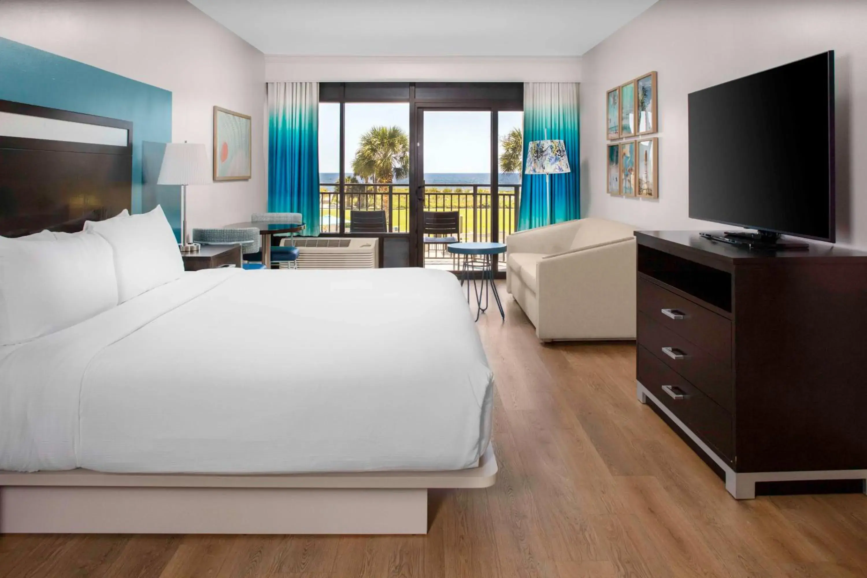 Living room, Bed in DoubleTree Resort by Hilton Myrtle Beach Oceanfront Living room, Bed in DoubleTree Resort by Hilton Myrtle Beach Oceanfront