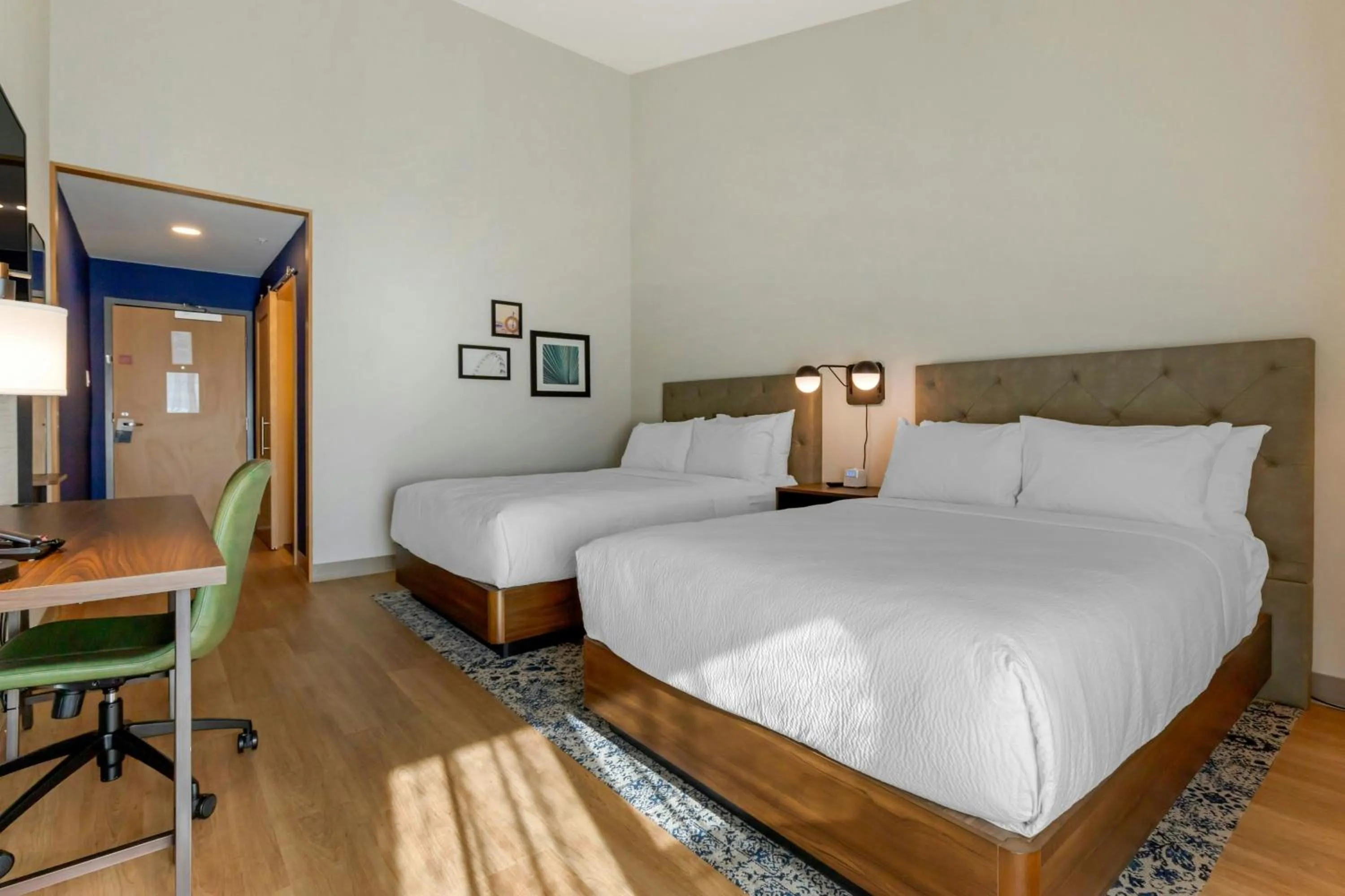 Photo of the whole room, Bed in Four Points by Sheraton Myrtle Beach