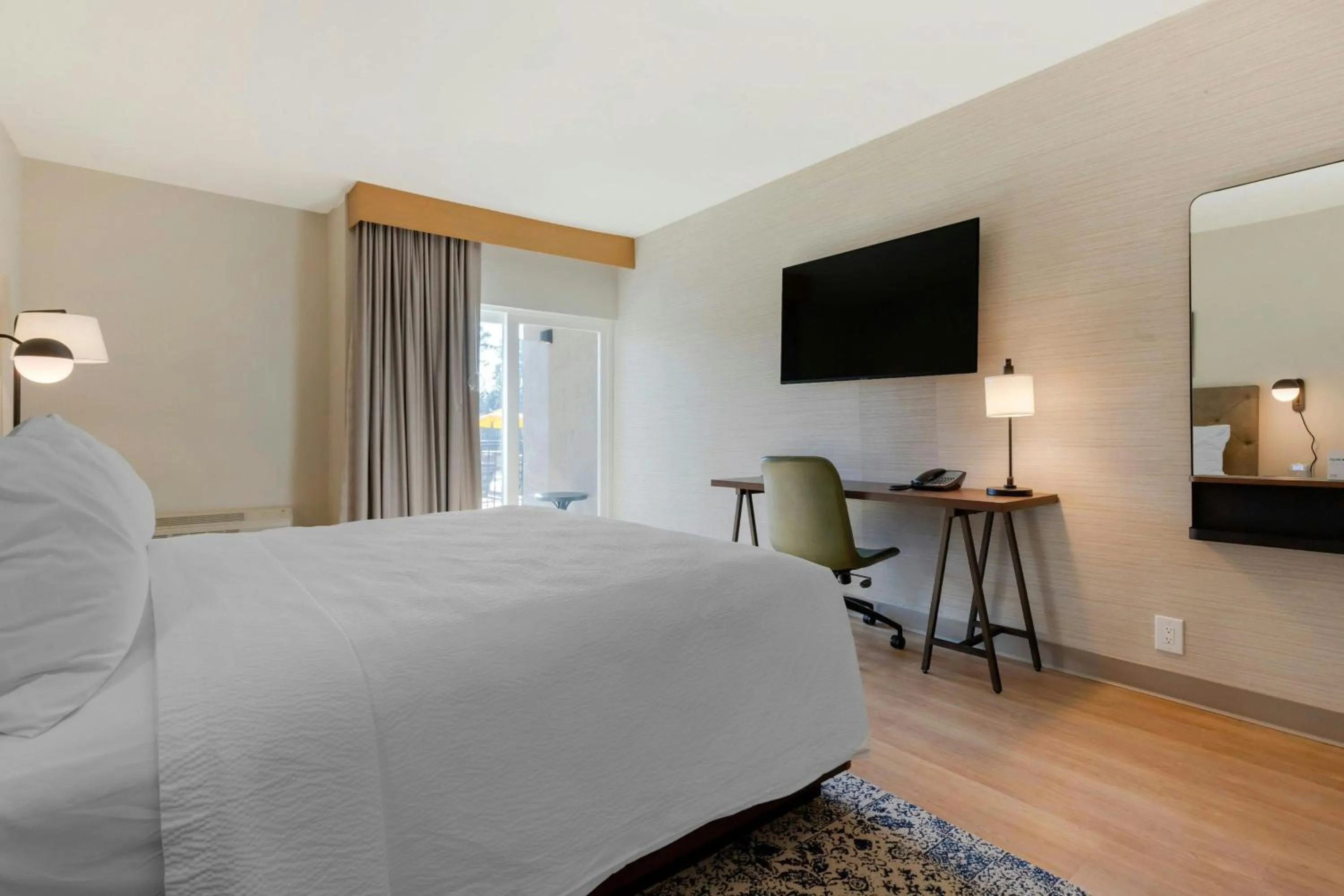 Photo of the whole room, Bed in Four Points by Sheraton Myrtle Beach