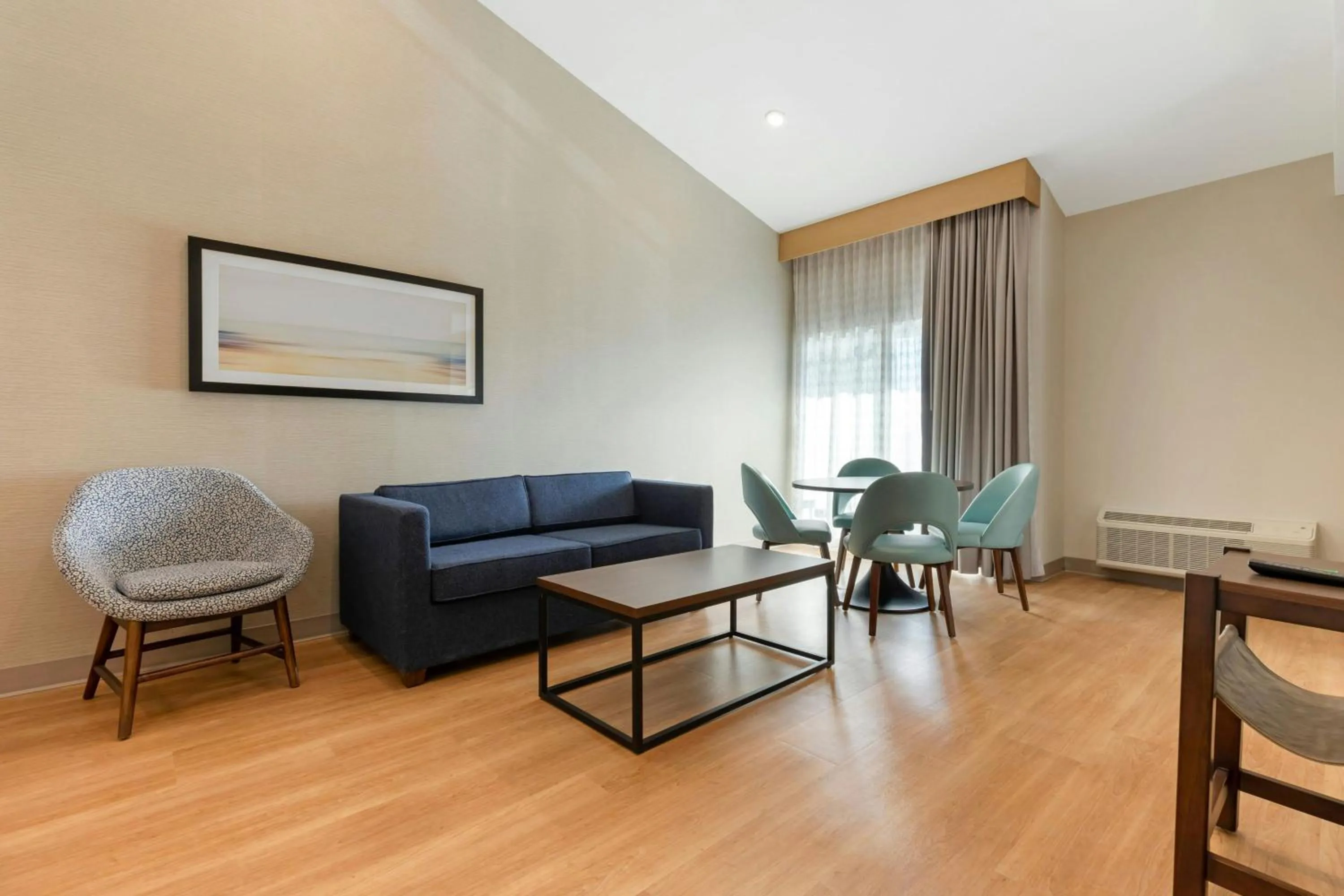 Living room in Four Points by Sheraton Myrtle Beach