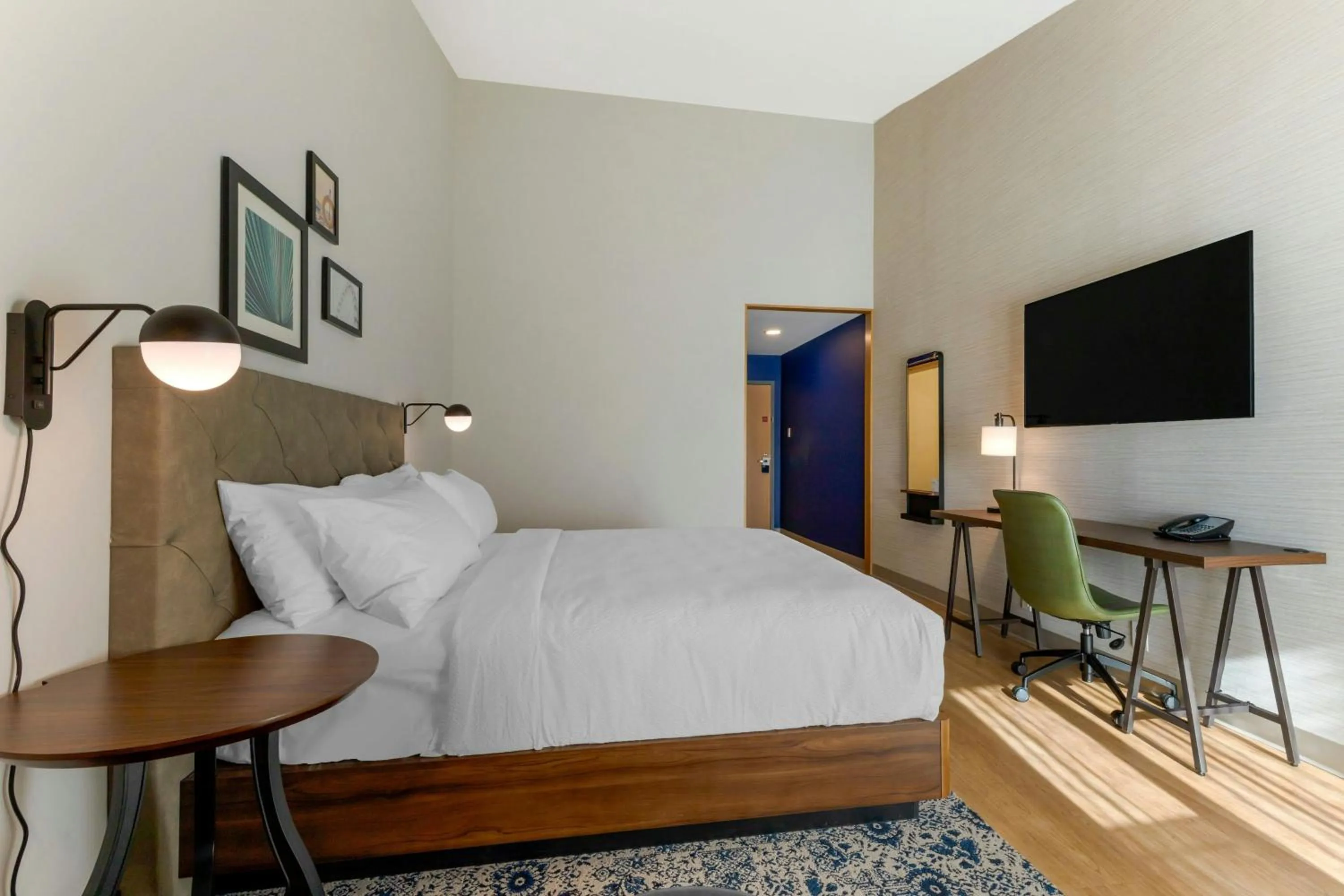 Photo of the whole room, Bed in Four Points by Sheraton Myrtle Beach