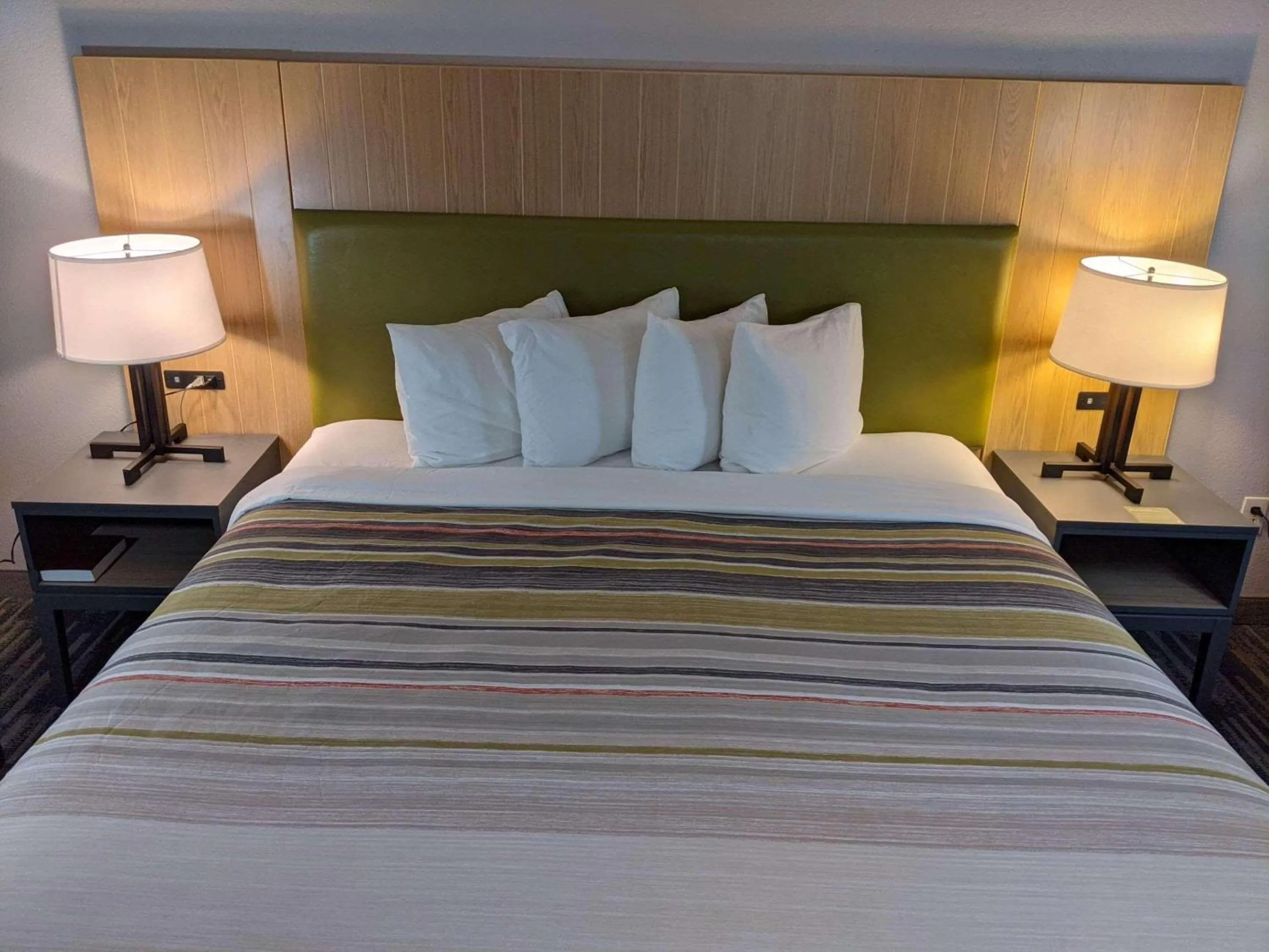 Bedroom, Bed in Country Inn & Suites by Radisson, Nashville, TN