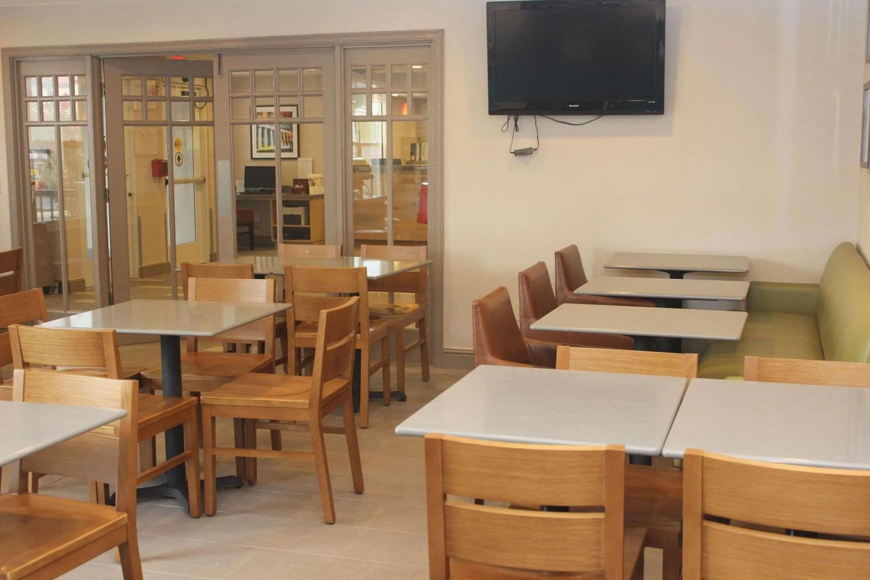 Breakfast in Country Inn & Suites by Radisson, Nashville, TN