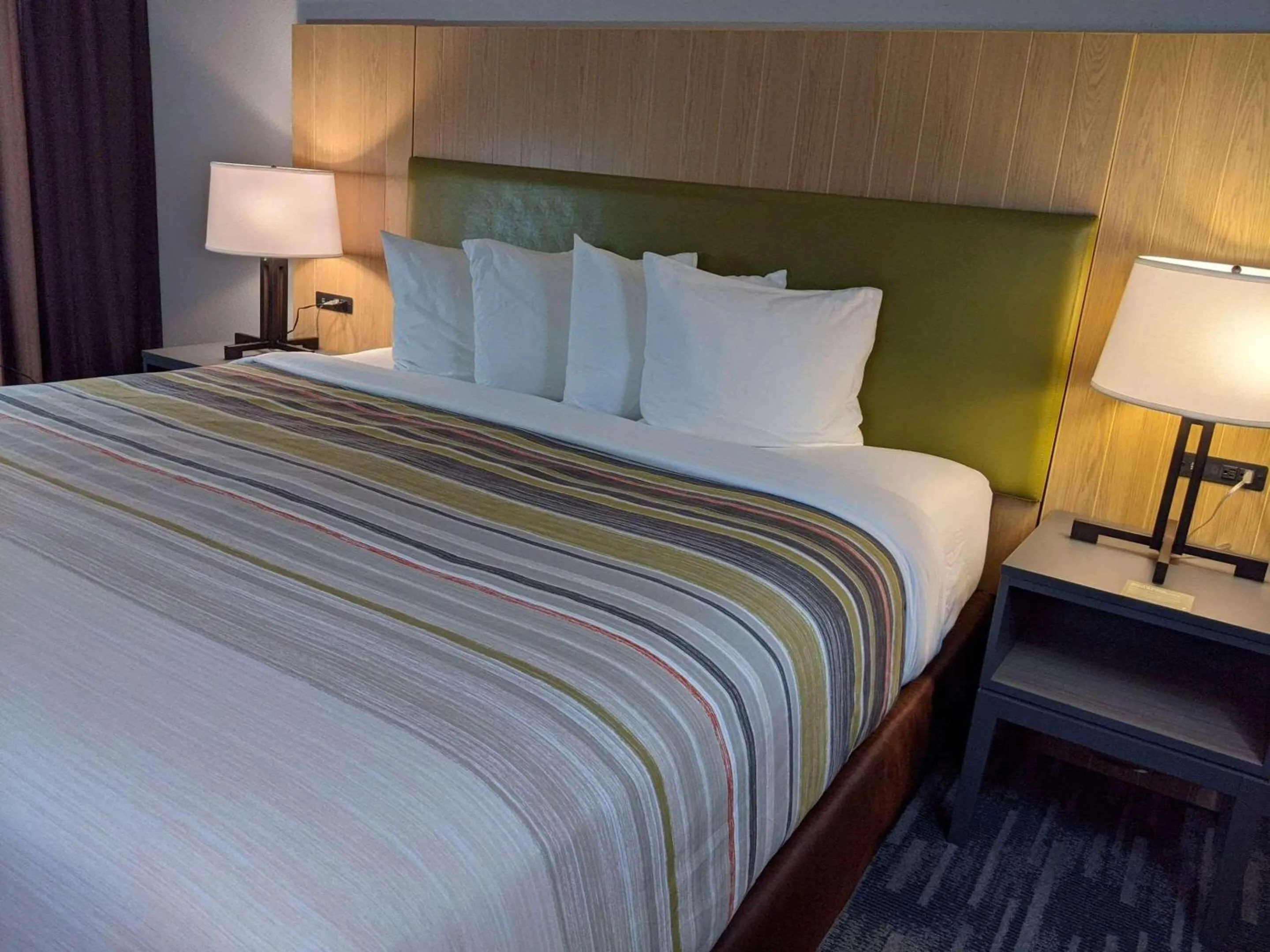 Bedroom, Bed in Country Inn & Suites by Radisson, Nashville, TN