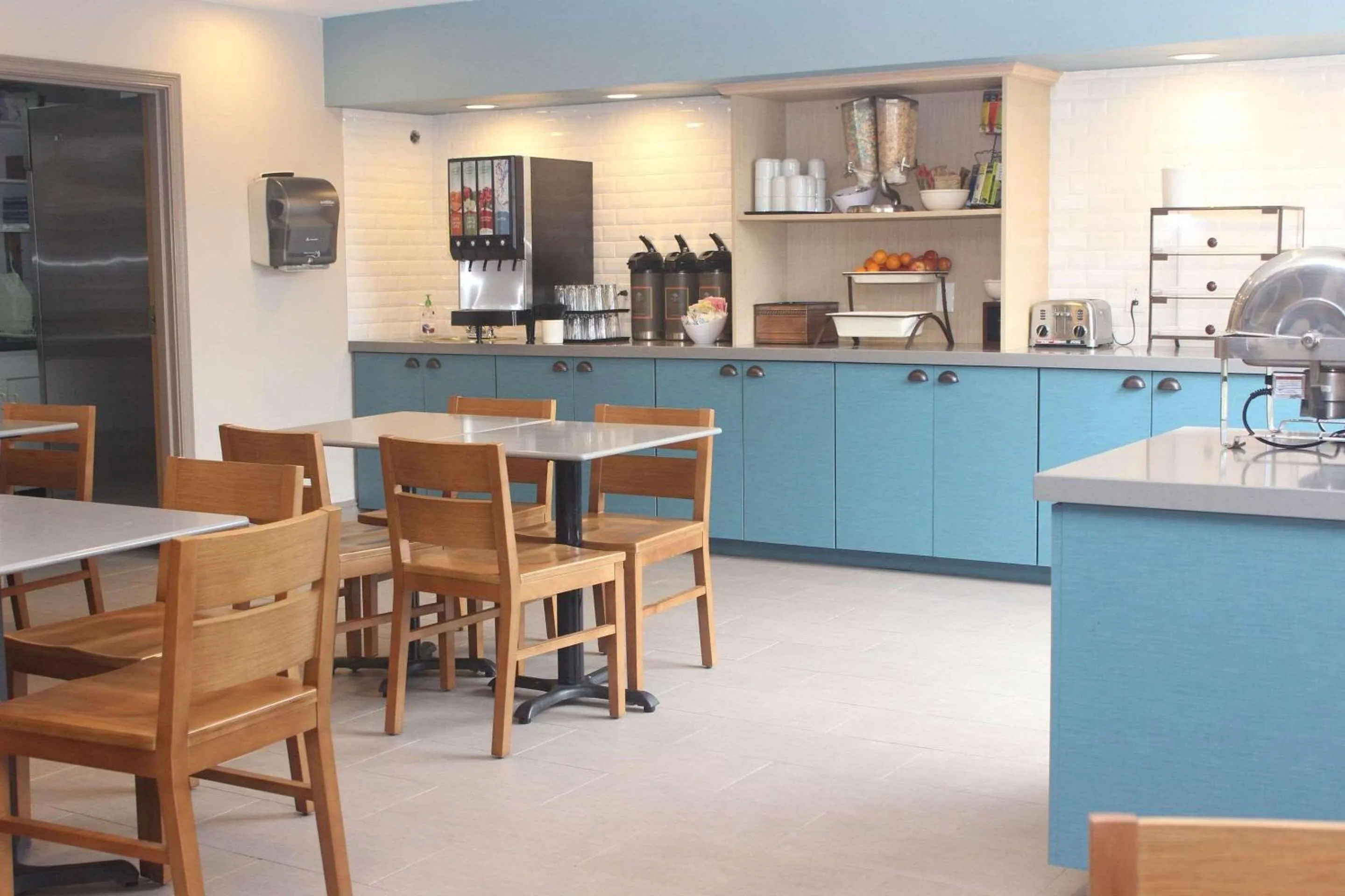 Breakfast in Country Inn & Suites by Radisson, Nashville, TN