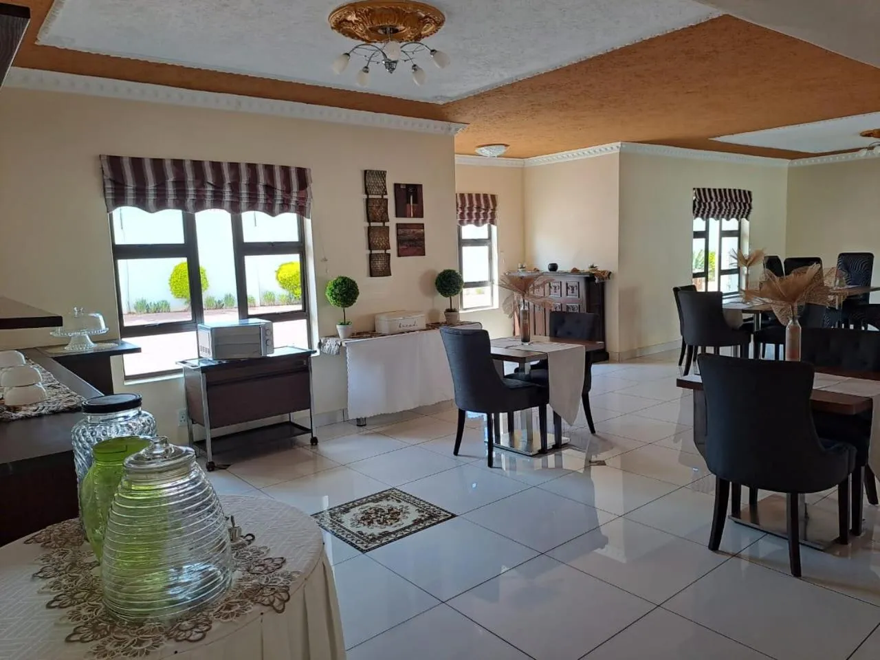 Restaurant/places to eat in Ecotel OR Tambo Airport