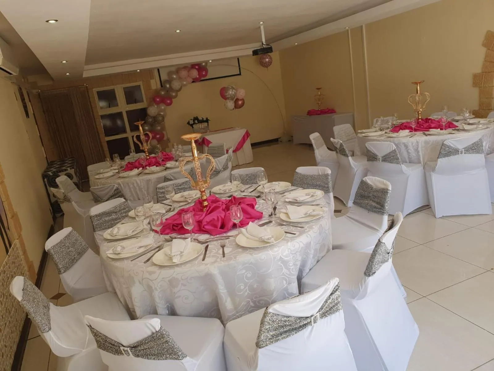 Restaurant/places to eat in Ecotel OR Tambo Airport