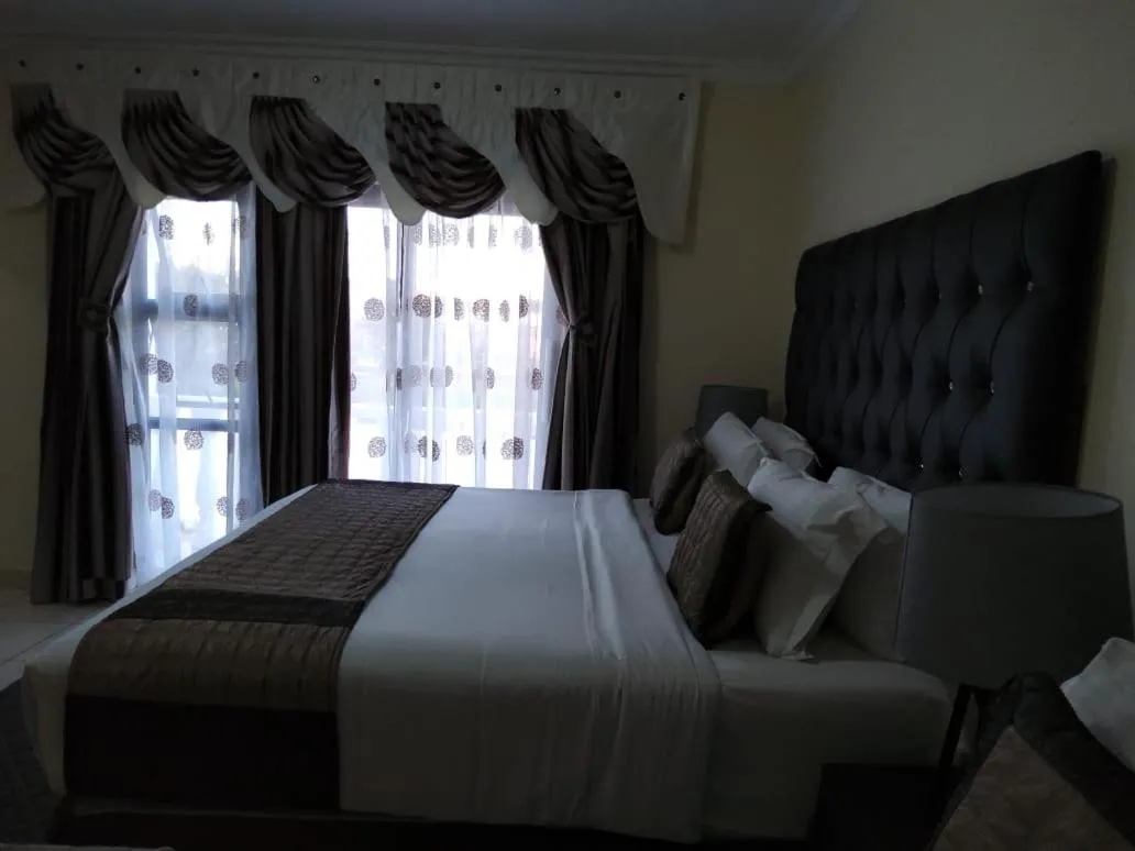 Bedroom, Bed in Ecotel OR Tambo Airport